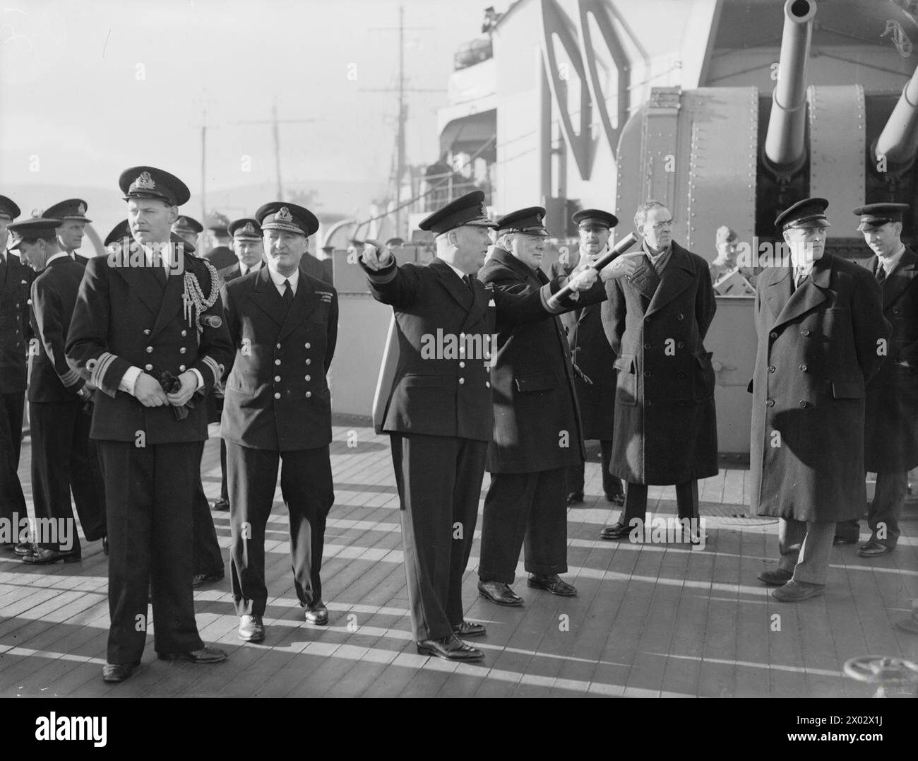 THE PRIME MINISTER AND SIR STAFFORD CRIPPS VISIT THE HOME FLEET AT SCAPA FLOW. 9-11 OCTOBER 1942. - Mr Churchill and Sir Stafford Cripps on board HMS TYNE Stock Photo