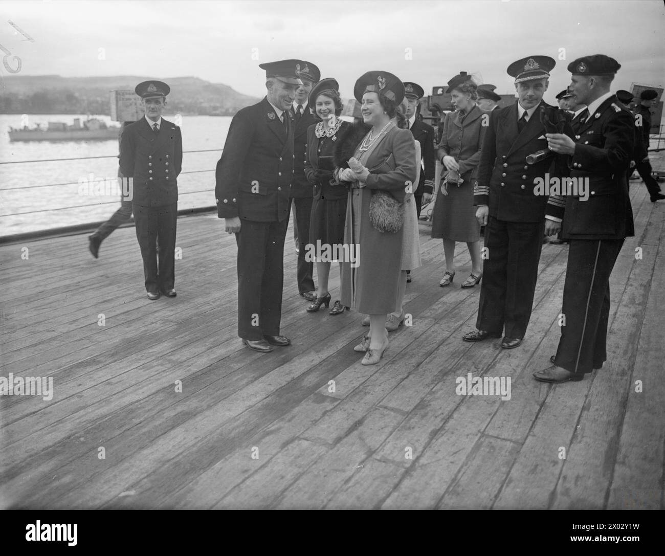 ROYAL VISIT TO HMS KING GEORGE V. 29 OCTOBER 1944, GREENOCK. THE KING AND QUEEN ACCOMPANIED BY PRINCESS ELIZABETH AND PRINCESS MARGARET PAID A FAREWELL VISIT TO THE BATTLESHIP HMS KING GEORGE V BEFORE SHE LEFT TO JOIN BRITAIN'S EAST INDIES FLEET. - The Queen shares a laugh with the Master-at-arms on board the KING GEORGE V Stock Photo