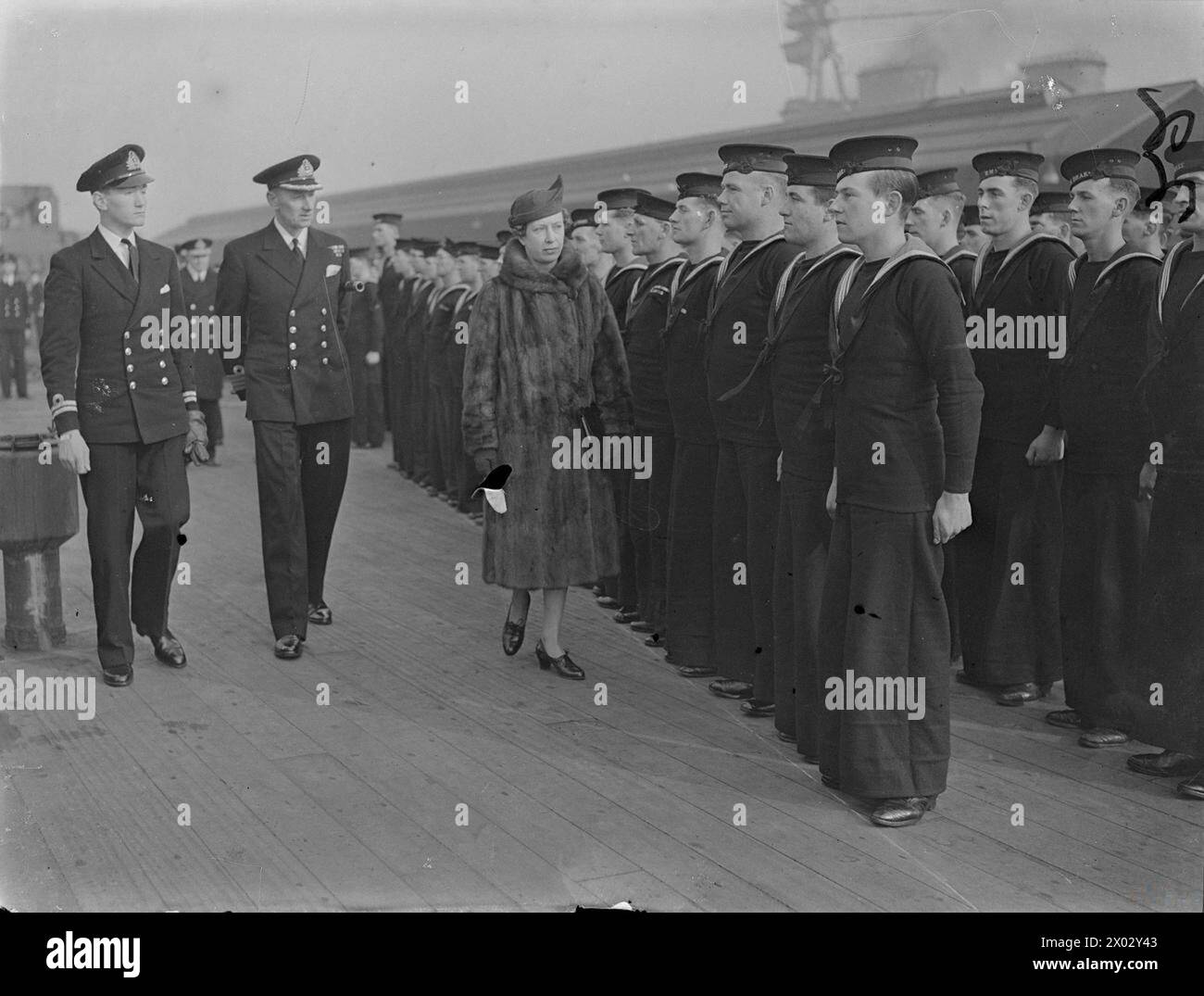 HRH THE PRINCESS ROYAL VISITS ROSYTH AND INSPECTS HMS PRINCE OF WALES. 1941. - The Princess Royal inspecting the ship's company of HMS PRINCE OF WALES during her visit to Rosyth Stock Photo