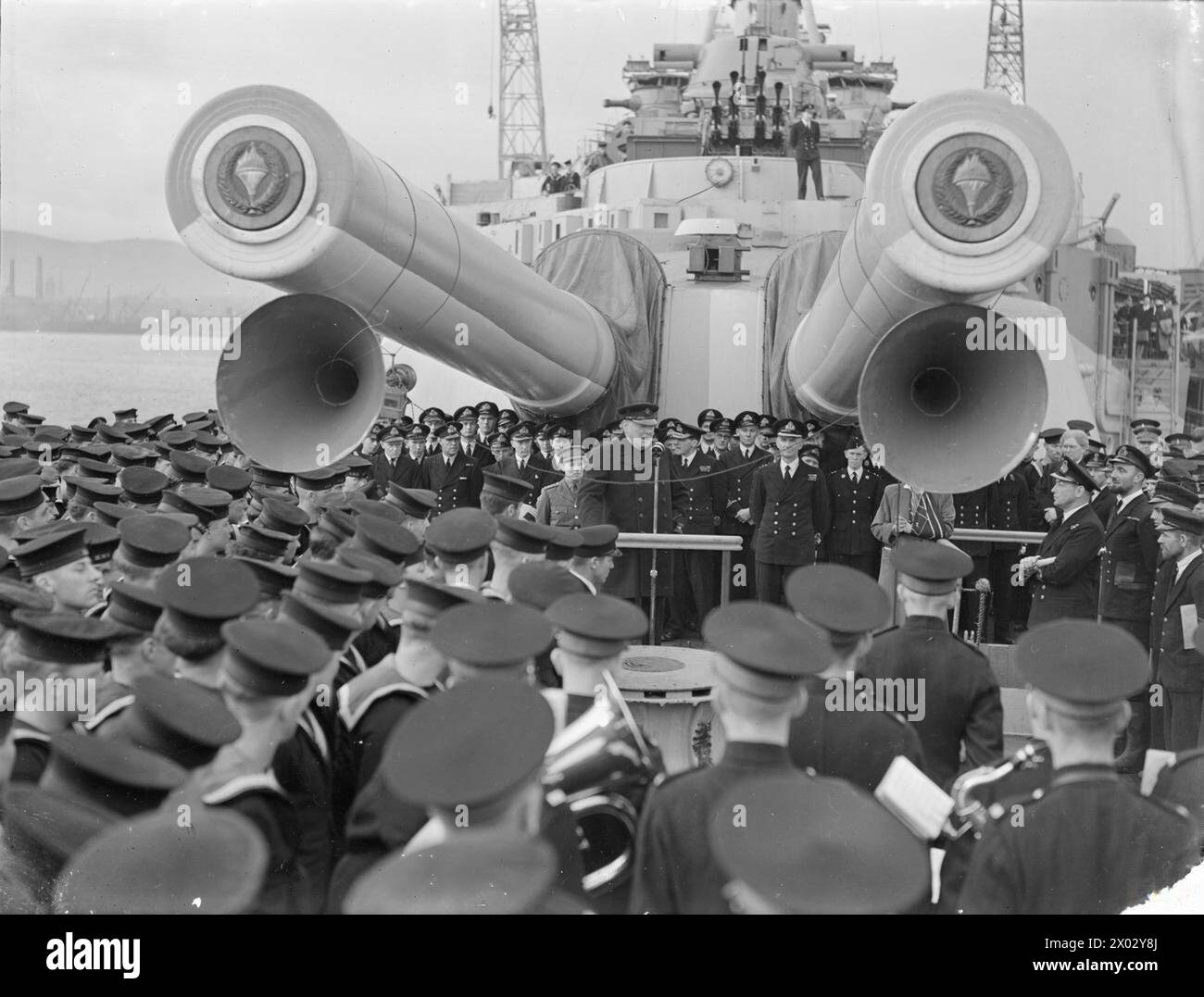 MR CHURCHILL'S RETURN. 20 SEPTEMBER 1943, GREENOCK. HMS RENOWN, THE 23,000 TON BATTLE-CRUISER BROUGHT MR CHURCHILL HOME AFTER HIS LONG STAY IN CANADA AND THE US. - Mr Churchill addressing the ship's company of HMS RENOWN before disembarking. Behind him is his daughter, Subaltern Mary Churchill Stock Photo