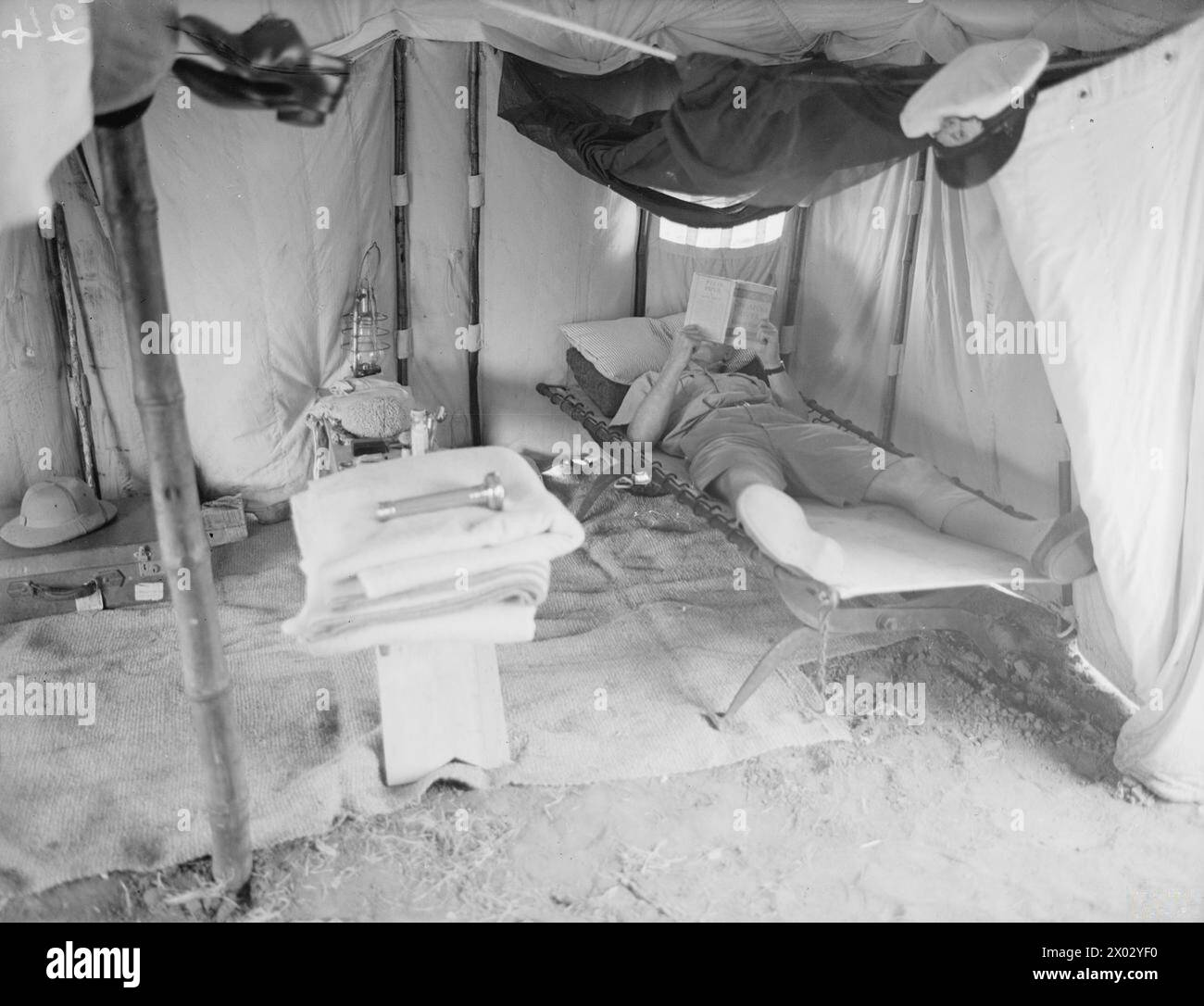 FLEET AIR ARM CAMP, EAST AFRICA. 23-24 JUNE 1942. - An officer's cabin Stock Photo