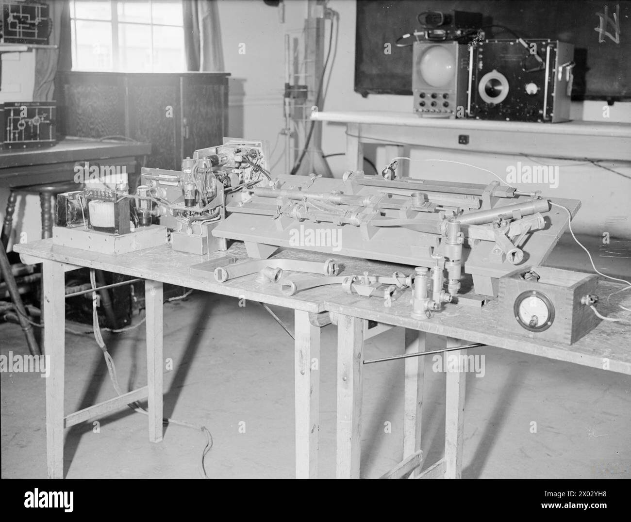RADAR AND RADAR EQUIPMENT AT HMS ARIEL, ROYAL NAVAL AIR RADIO MECHANICS TRAINING ESTABLISHMENT NEAR WARRINGTON, 24 JULY 1945. - Wave guide demonstration table Stock Photo