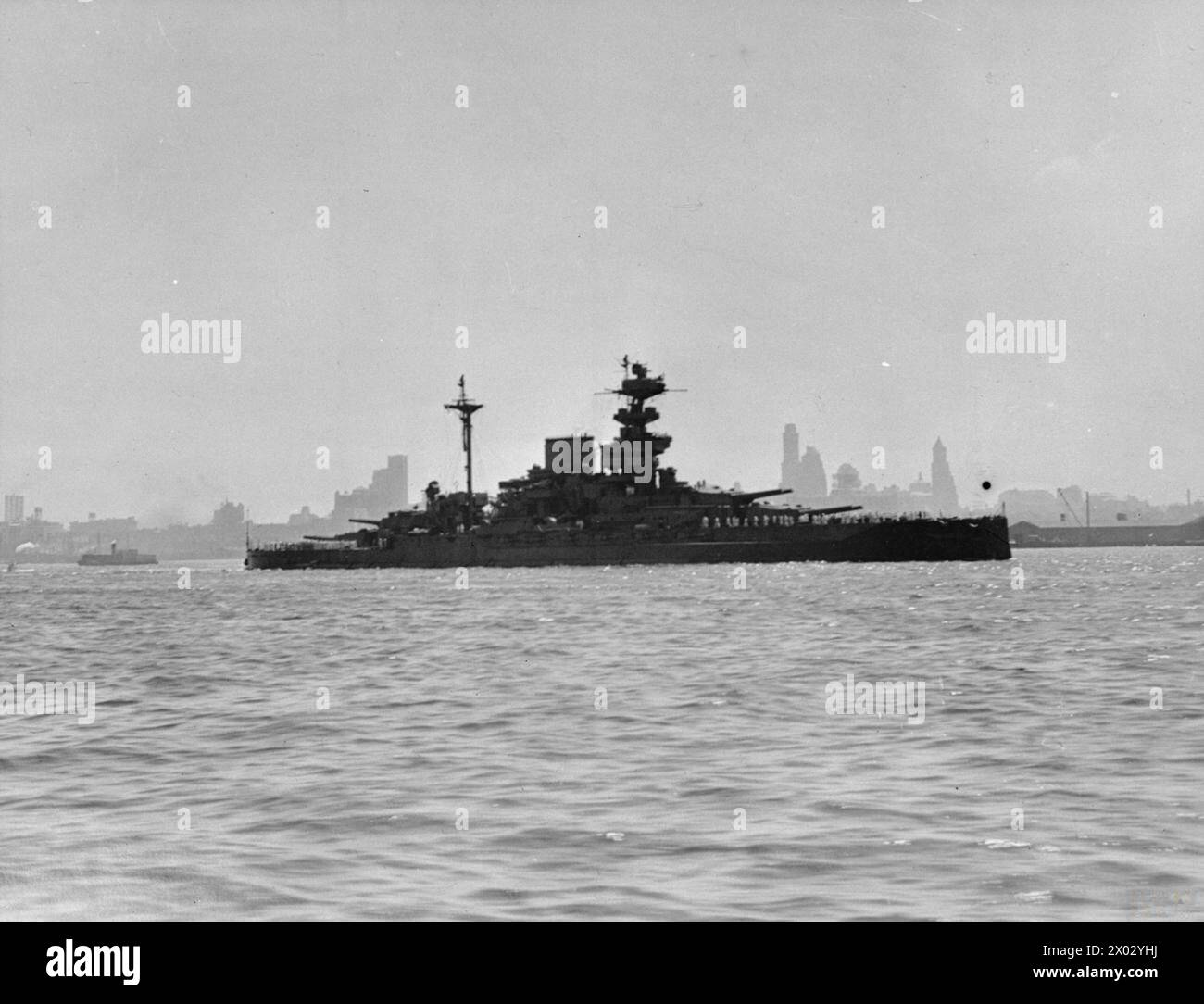 HMS MALAYA LEAVING NEW YORK HARBOUR AFTER REPAIRS, 9 JULY 1941 - HMS MALAYA leaving New York after refit in the United States. The city can be seen in the background  Royal Navy, MALAYA (HMS) Stock Photo