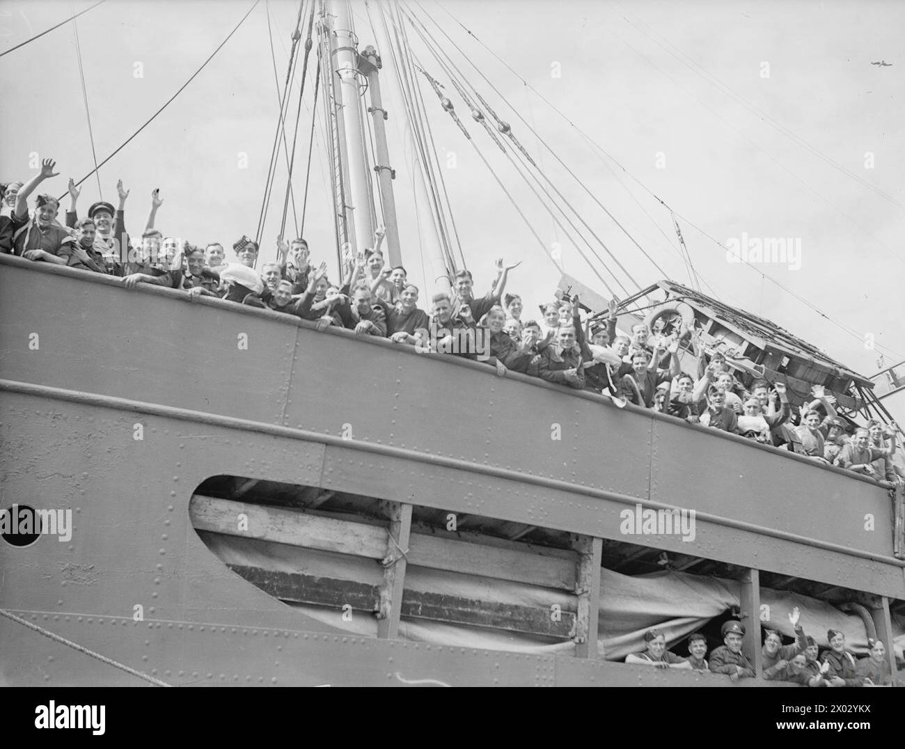 Troops Cheering DEPARTURE OF TROOP TRANSPORTS FOR OVERSEAS. 20 JUNE 1942. - Troops ...