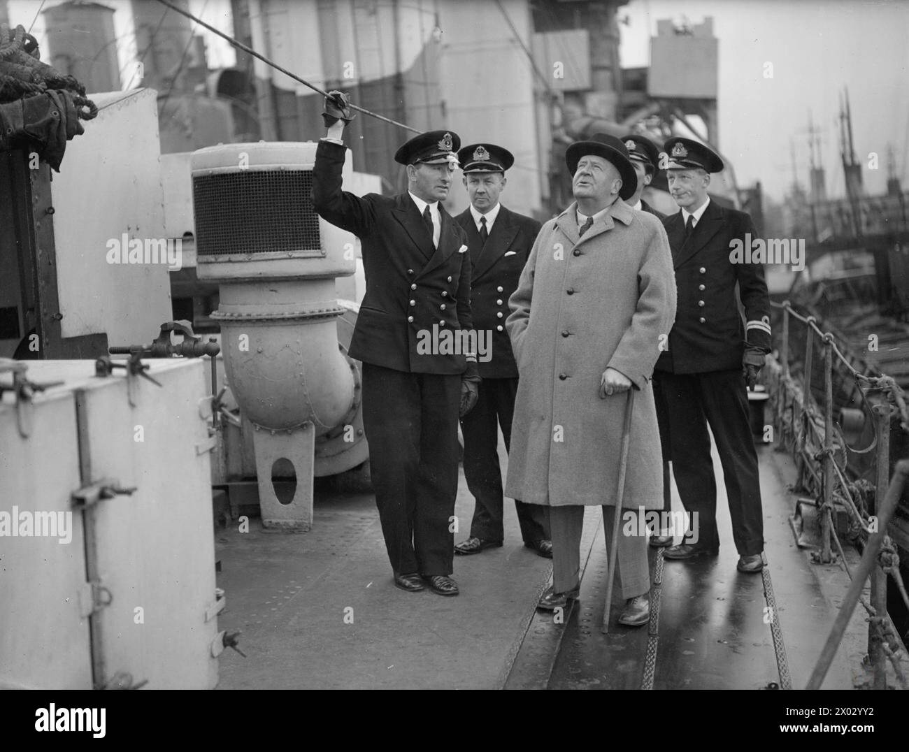 HIGH COMMISSIONER FOR SOUTH AFRICA VISITS SCOTTISH SHIPYARDS. 7 APRIL 1943, GLASGOW, COLONEL DENEYS REITZ, HIGH COMMISSIONER FOR SOUTH AFRICA IN BRITAIN, HAS COMPLETED A TWO-DAYS' TOUR OF SHIPBUILDING AND NAVAL REPAIR YARDS IN SCOTLAND. - Colonel Reitz during his inspection at Rosyth Stock Photo
