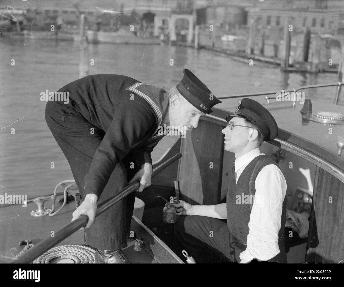 ADMIRAL'S BARGE VETERANS; THEIR AGES TOTAL 266 YEARS. 19 JANUARY 1943, PORTSMOUTH. - Left to right: Able Seaman E J Beals (51) of Milton, near Portsmouth, with Petty Officer A Connell (30) of Copnor, Portsmouth Stock Photo