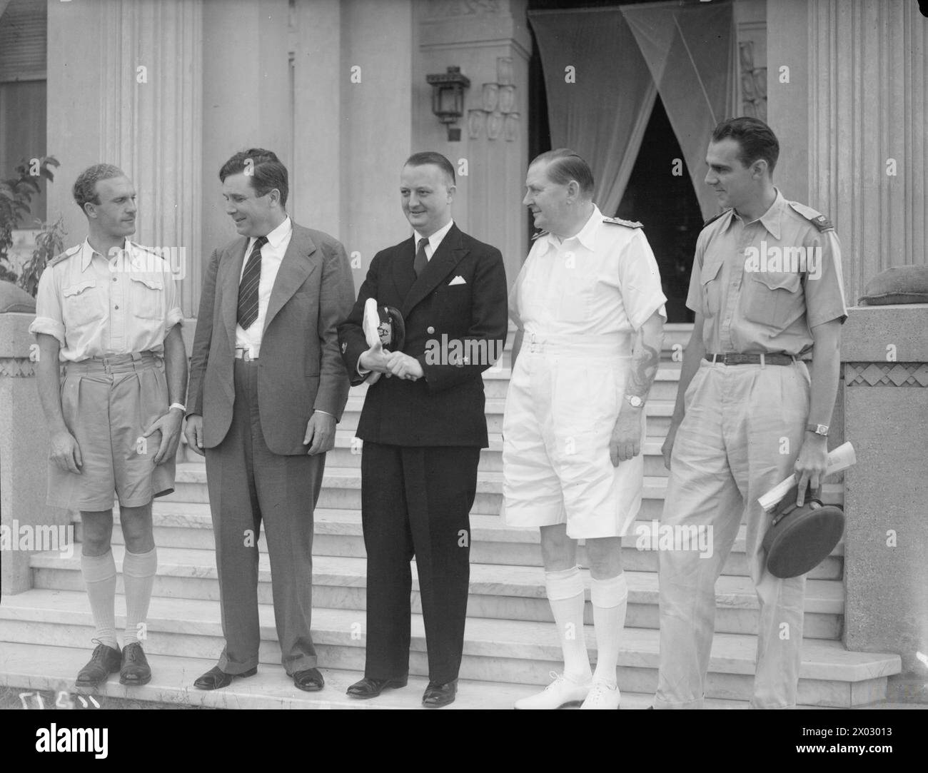 MR WENDELL WILLKIE IN ALEXANDRIA. DURING HIS MIDDLE EAST TOUR MR WENDELL WILLKIE MET ADMIRAL SIR HENRY HARWOOD, GENERAL MAXWELL AND PRESSMEN. 6 SEPTEMBER 1942. - (L to R) John Nixon, Mr Wendell Willkie, Larry Allen, Admiral Sir Henry Harwood and George Palmer Stock Photo