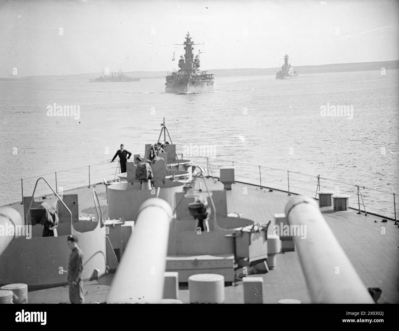 COMBINED BRITISH AND AMERICAN NAVAL FORCE PROTECT NORTHERN CONVOYS. JUNE 1943, ON BOARD HMS DUKE OF YORK. - The US battleship SOUTH DAKOTA (centre), ALABAMA, and HMS BERWICK as the force left base Stock Photo