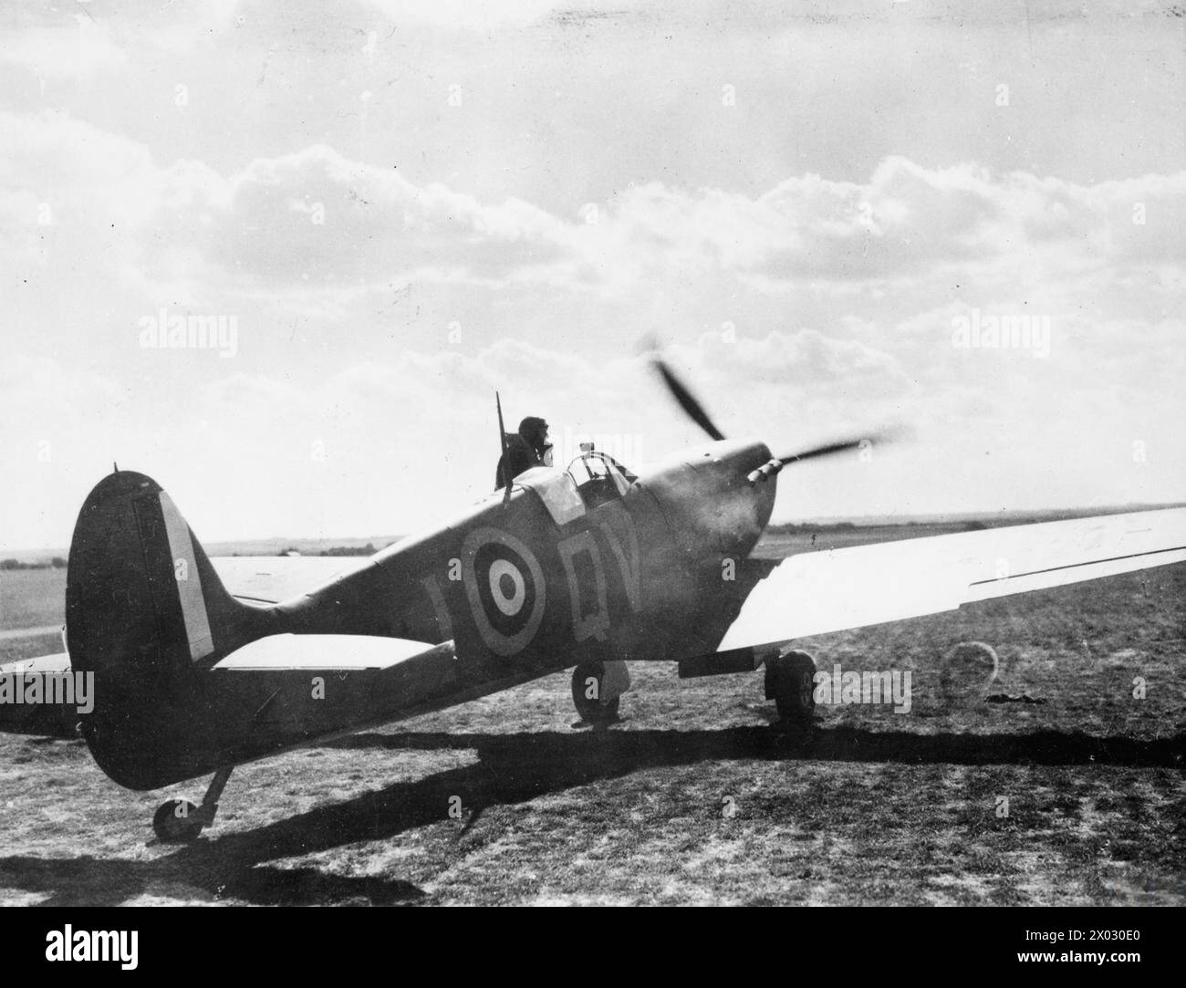 THE BATTLE OF BRITAIN 1940 - A Spitfire pilot climbs into his aircraft, X4474 QV-I, of No. 19 Squadron RAF, at Fowlmere, September 1940 Stock Photo
