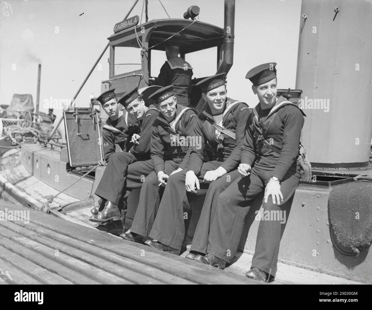 RNVR ORDINARY SEAMEN TRAIN FOR 'HOSTILITIES ONLY COMMISSIONS' MAY 1942, ROYAL NAVAL BARRACKS, DEVONPORT. RNVR MEN TRAINING TO BE RNVR OFFICERS ON A SPECIAL COURSE OF INSTRUCTION AT A NAVAL DEPOT. - RNVR Officers in the making. Left to right: Signalman Pierre De Giey from Mons; Signalman Hugues E O Regout from Brussels; Ordinary Seaman Eric Chote from Wellington, NZ; Ordinary Seaman Edgar Hotchins from Cleveland, Ohio, USA; Ordinary Seaman Jack Prince from Darwen, Lancashire Stock Photo