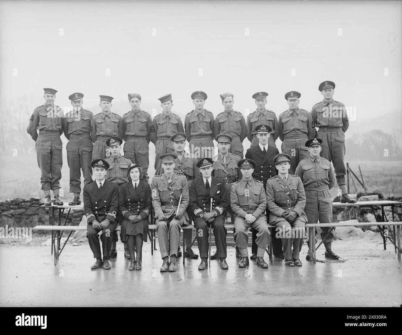 GROUP PHOTOGRAPHS AT A COMBINED SIGNAL SCHOOL. 28 JANUARY 1942, INVERARAY. - Officers and instructors of a Combined Signal School Stock Photo