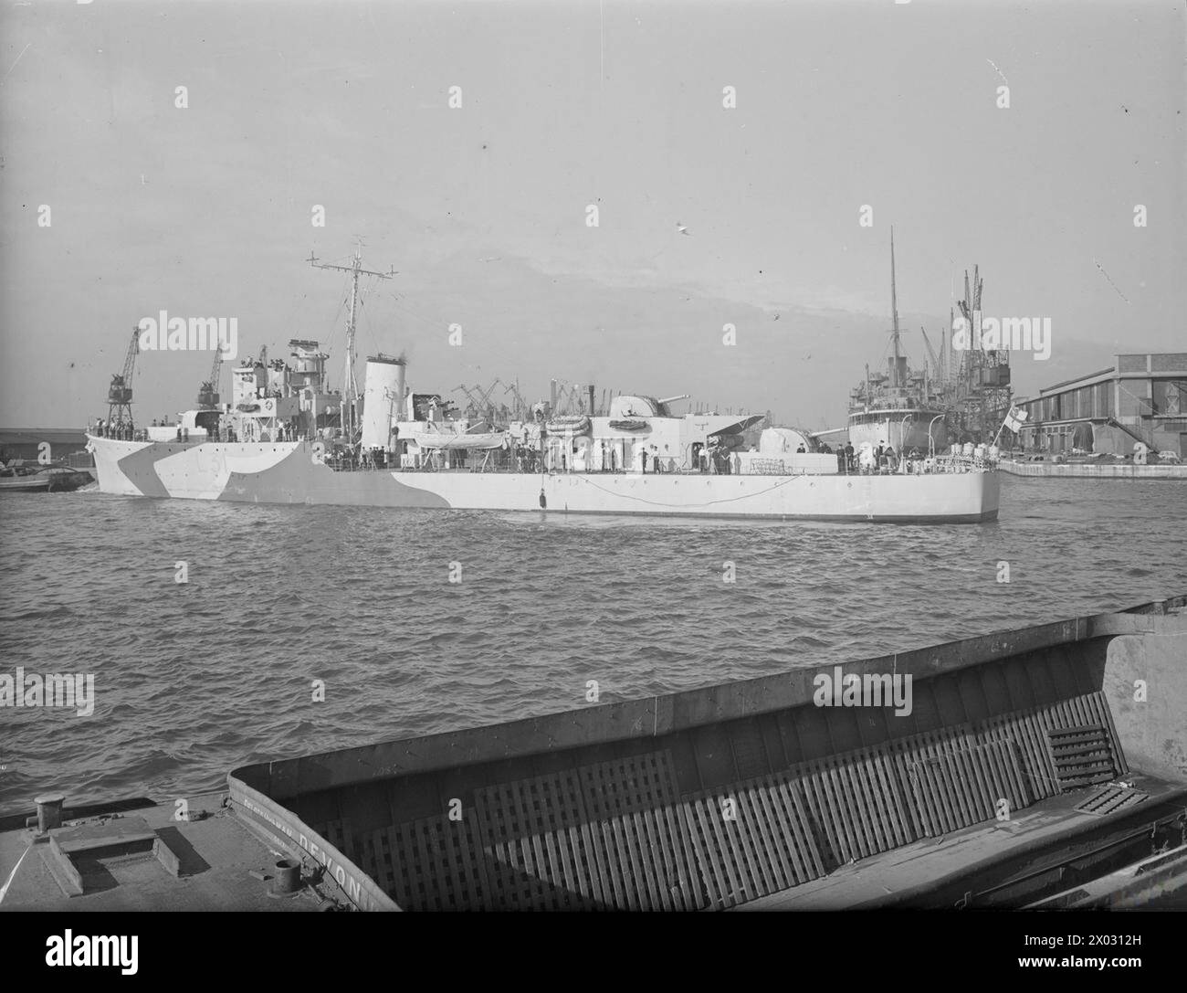 HMS CHIDDINGFOLD, A NEW BRITISH DESTROYER. KING GEORGE V DOCK, 19 SEPTEMBER 1942. - Midships Stock Photo