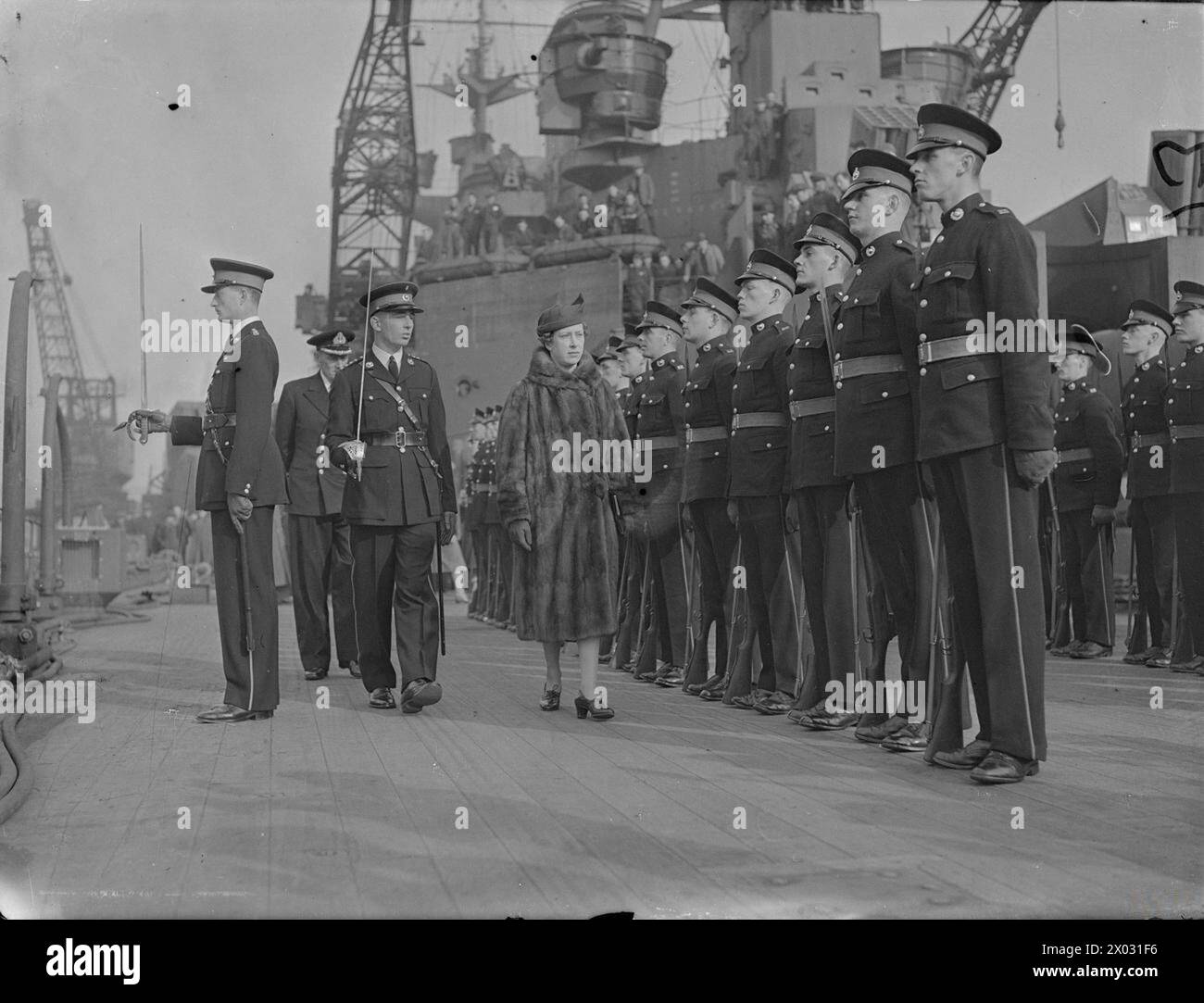 HRH THE PRINCESS ROYAL VISITS ROSYTH AND INSPECTS HMS PRINCE OF WALES. 1941. - The Princess Royal inspecting a Guard of Honour of Royal Marines during her visit to Rosyth Stock Photo