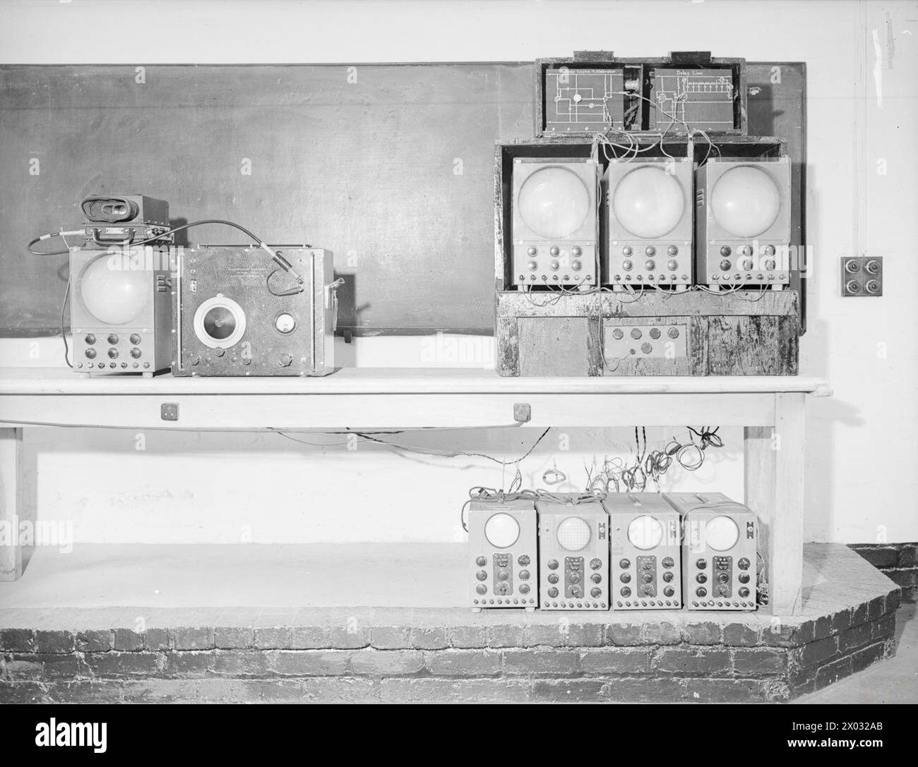 RADAR AND RADAR EQUIPMENT AT HMS ARIEL, ROYAL NAVAL AIR RADIO MECHANICS TRAINING ESTABLISHMENT NEAR WARRINGTON, 24 JULY 1945. - ASV (mark 2N) with test equipment Stock Photo