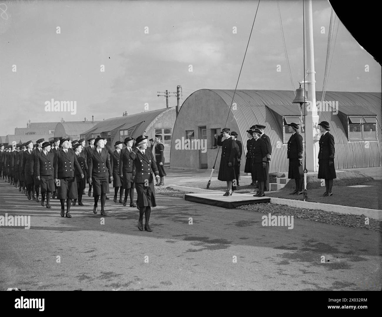 THE DUCHESS OF KENT WITH WRENS IN SCOTLAND. 21 OCTOBER, AT ROSYTH AND