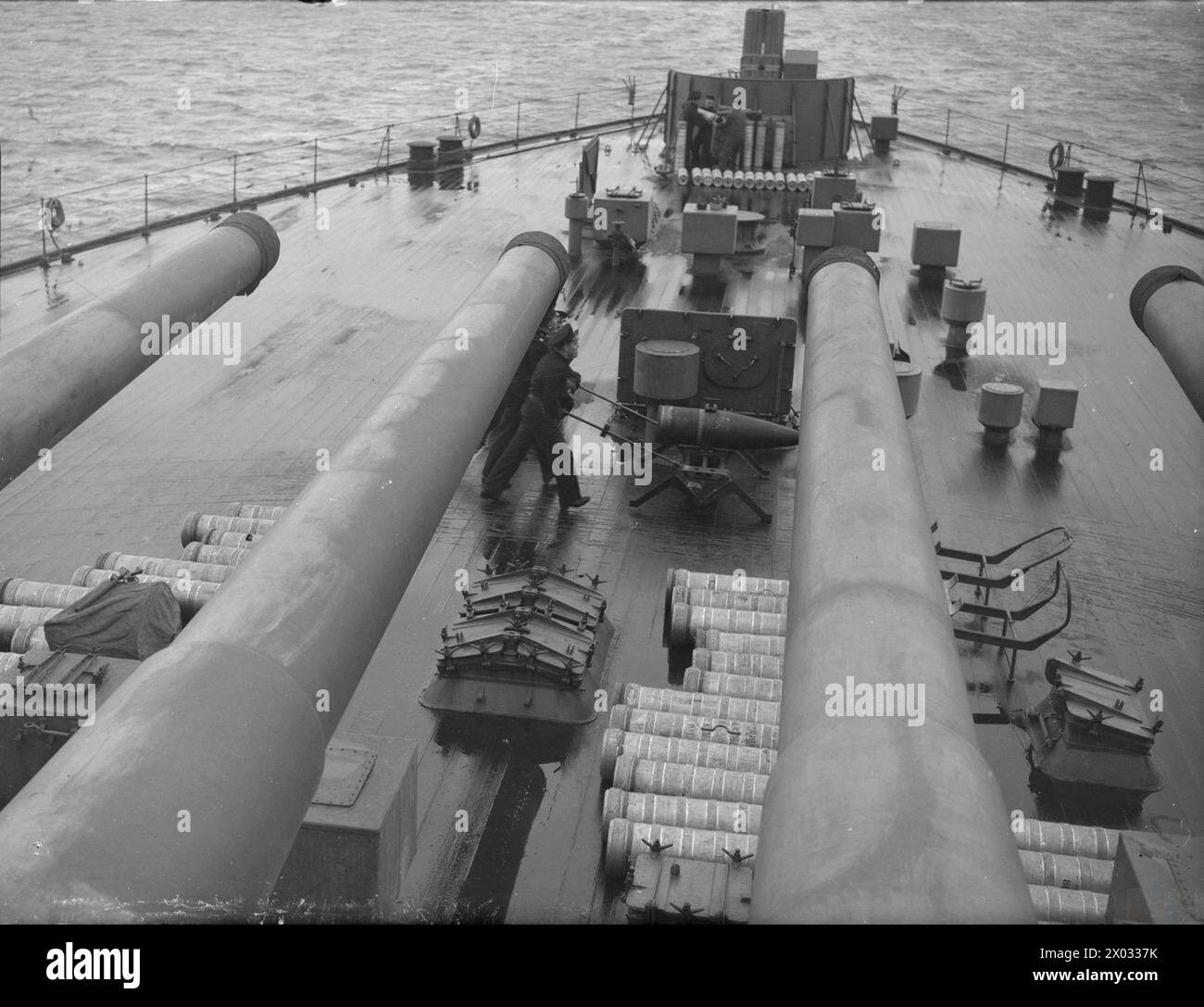 HMS KING GEORGE V GETS HER AMMUNITION QUOTA. 1941, ON BOARD THE BATTLESHIP IN PORT. - A shell on its way to the lowering hatch Stock Photo