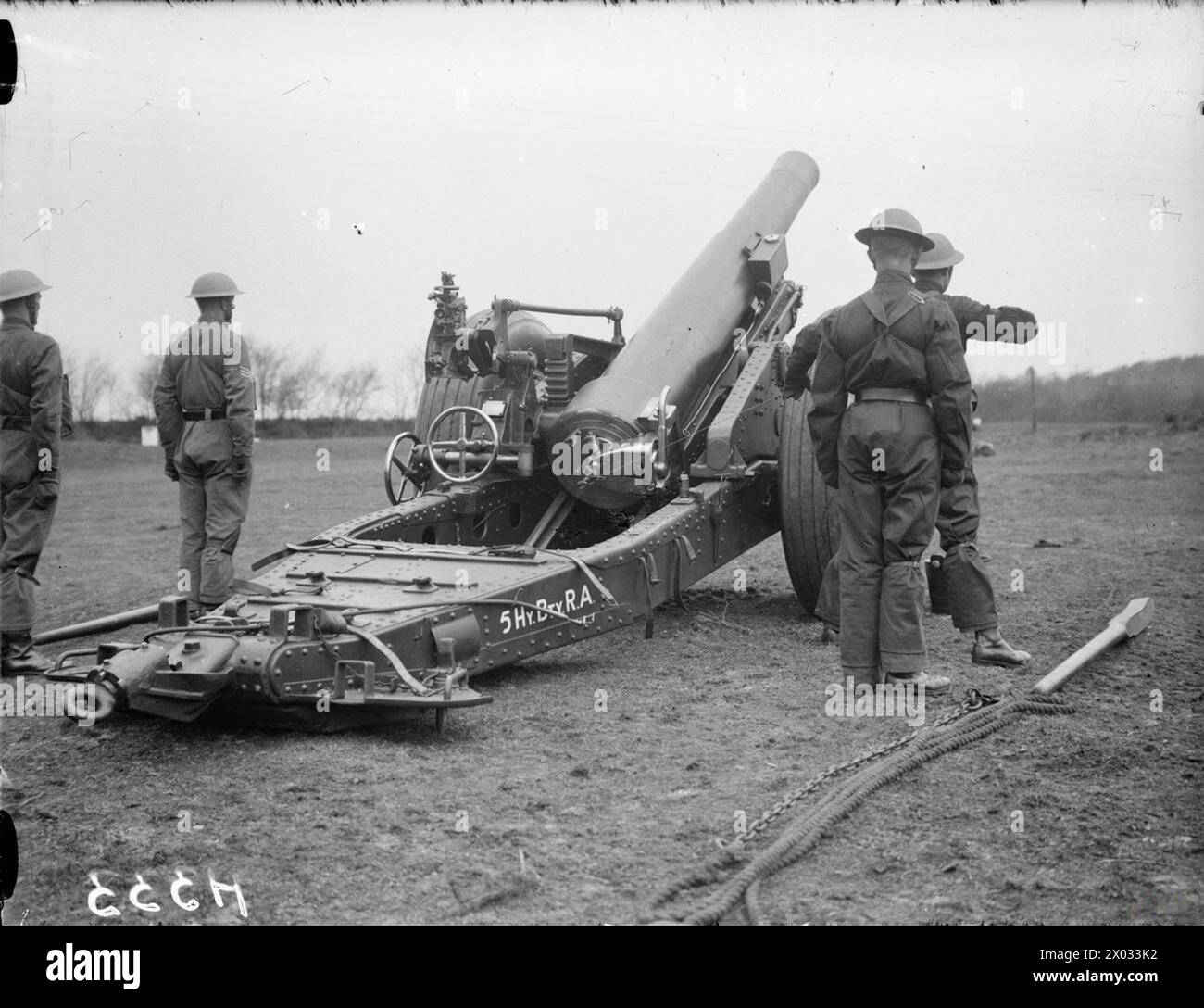 THE BRITISH ARMY IN THE UNITED KINGDOM 1939-45 - 9.2-inch howitzer and gun crew of the 5th Heavy Battery, Royal Artillery, at the School of Artillery at Larkhill, Wiltshire, November 1939  British Army, Royal Artillery Stock Photo