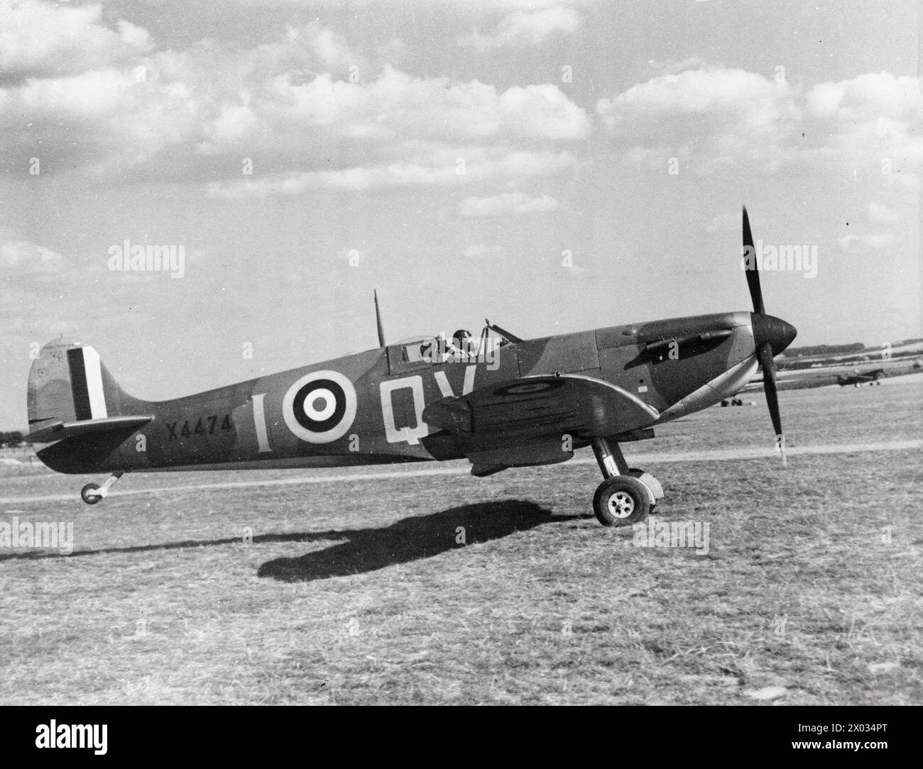 THE BATTLE OF BRITAIN 1940 - Spitfire Mk Ia X4474 QV-I of No. 19 Squadron taking off from Fowlmere, September 1940  Royal Air Force, 19 Squadron Stock Photo