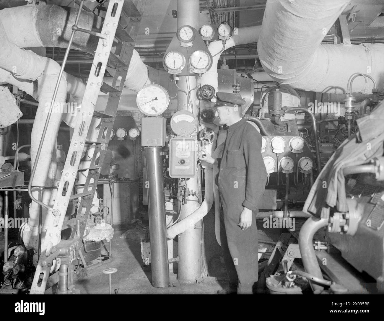 A CRUISER'S EQUIPMENT. 26 AUGUST 1943, PORTSMOUTH. EQUIPMENT MADE BY EVERSHED AND VIGNOLES LTD FITTED ON BOARD THE CRUISER HMS JAMAICA. - Main engine salinometer Stock Photo