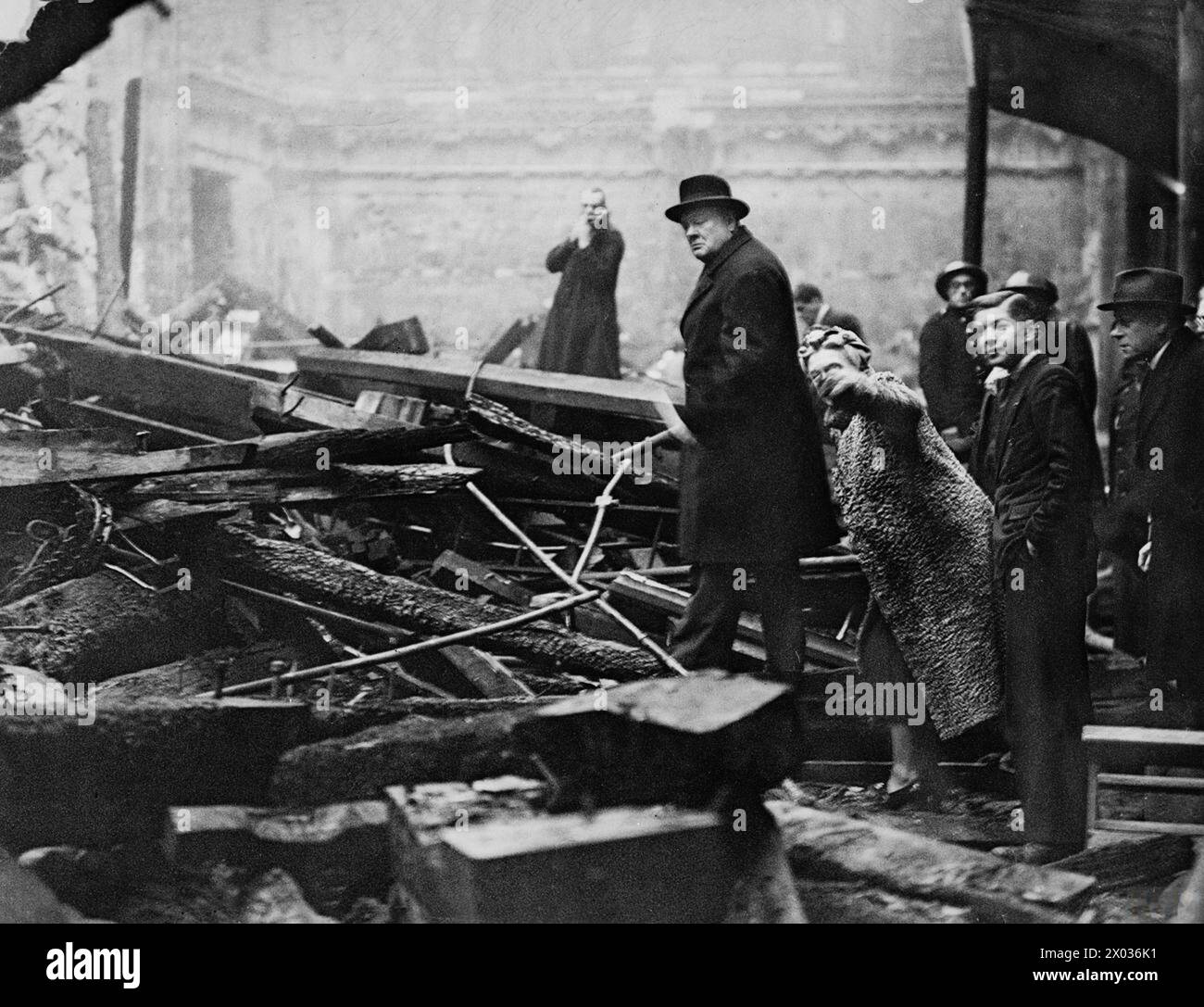 WINSTON AND MRS CHURCHILL IN GUILDHALL - Winston and Mrs Churchill tour the smoking remains of the Guildhall following a night of German bombing of the City of London, December 1940 Stock Photo