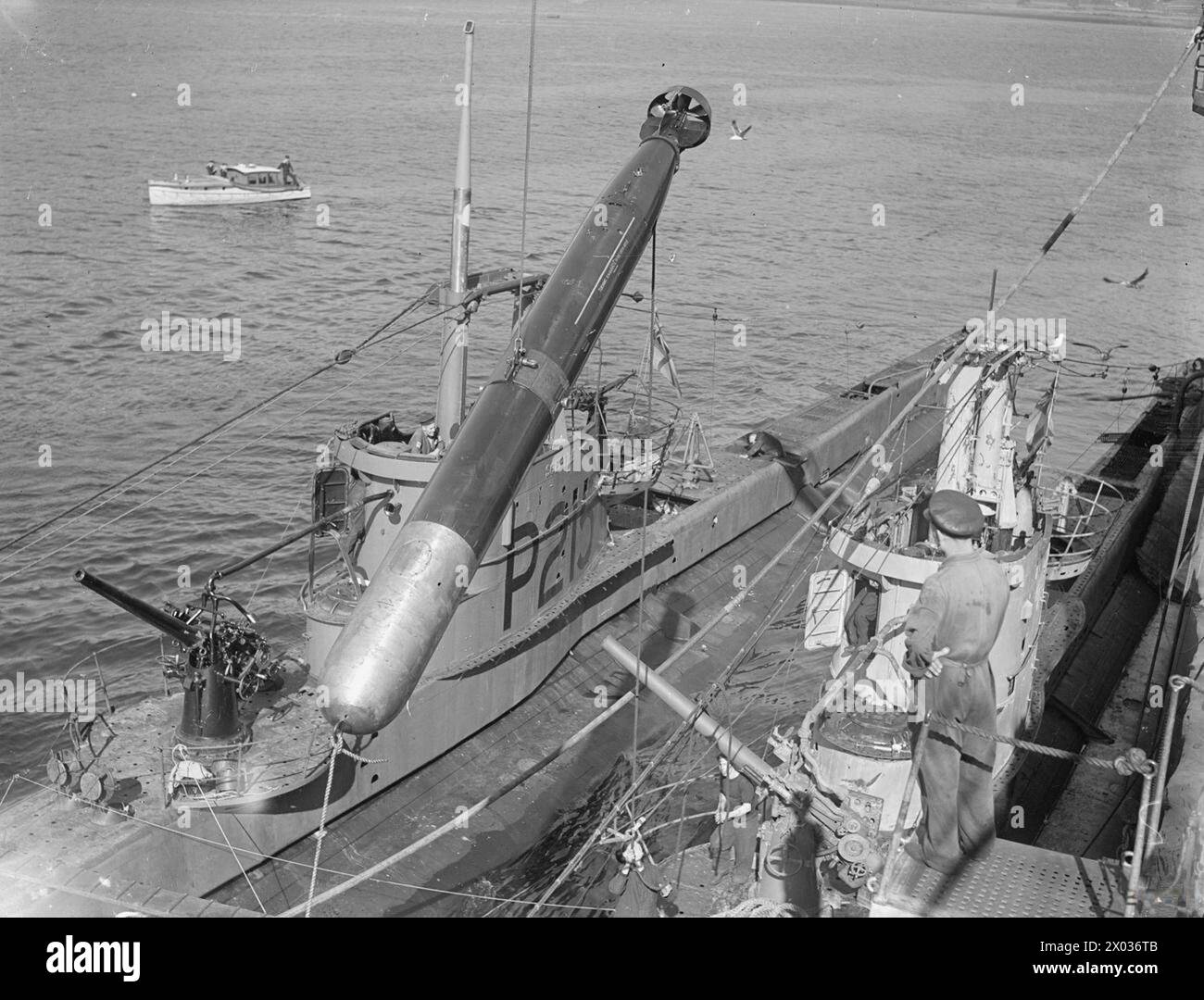 BRITISH SUBMARINES PREPARE FOR PATROL. 18 JULY 1943, HMS FORTH, HOLY LOCH. - Loading torpedoes into a submarine. (HMS SCEPTRE?) , Stock Photo