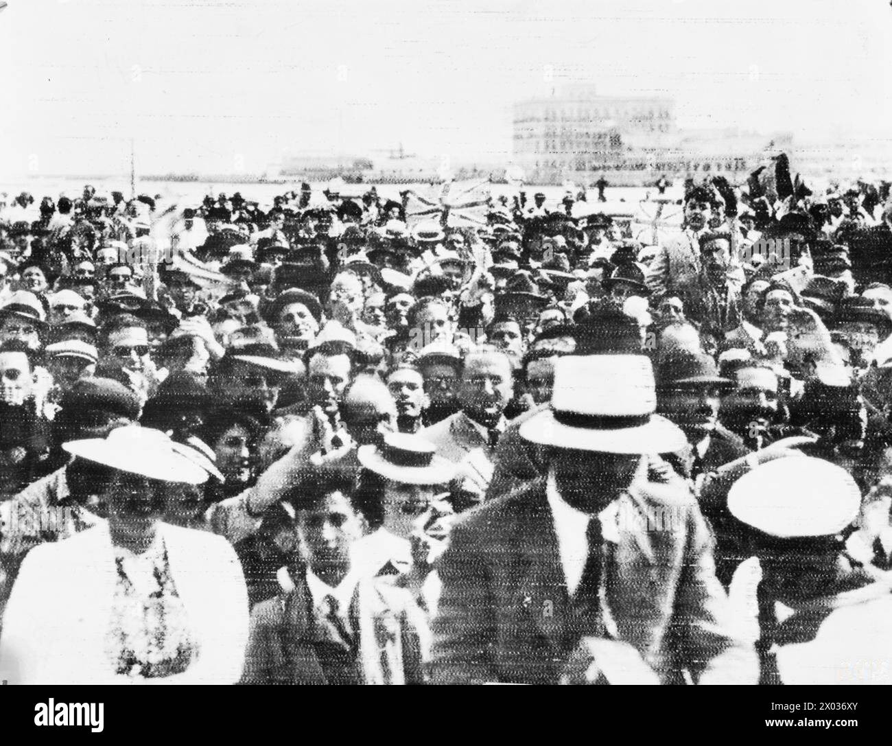 REAR ADMIRAL SIR HENRY HARWOOD RECEIVED IN MONTEVIDEO. 3 JANUARY 1940, MONTEVIDEO, URUGUAY. ADMIRAL HARWOOD ARRIVED IN THE CRUISER HMS AJAX AFTER THE BATTLE OF THE RIVER PLATE AND THE SCUTTLING OF THE GERMAN BATTLESHIP ADMIRALE GRAF SPEE. (RADIO PHOTOGRAPH?) - Crowds at Montevideo that turned out to greet the AJAX upon her arrival Stock Photo