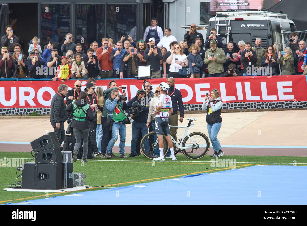 Paris Roubaix 2024 Mathieu van der Poel secures second consecutive
