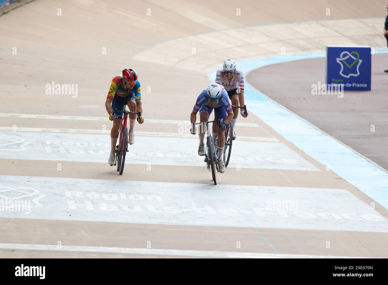 Paris Roubaix 2024 Mathieu van der Poel secures second consecutive