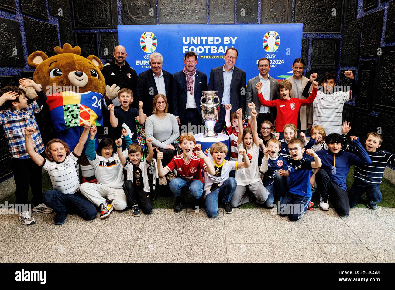 09.04.2024. Düsseldorf. Im Rahmen der 'Trophy Tour' zur UEFA EURO 2024 reist der EURO-Siegerpokal durch alle zehn Ausrichterstädte. Auch Fußballfans h Stock Photo