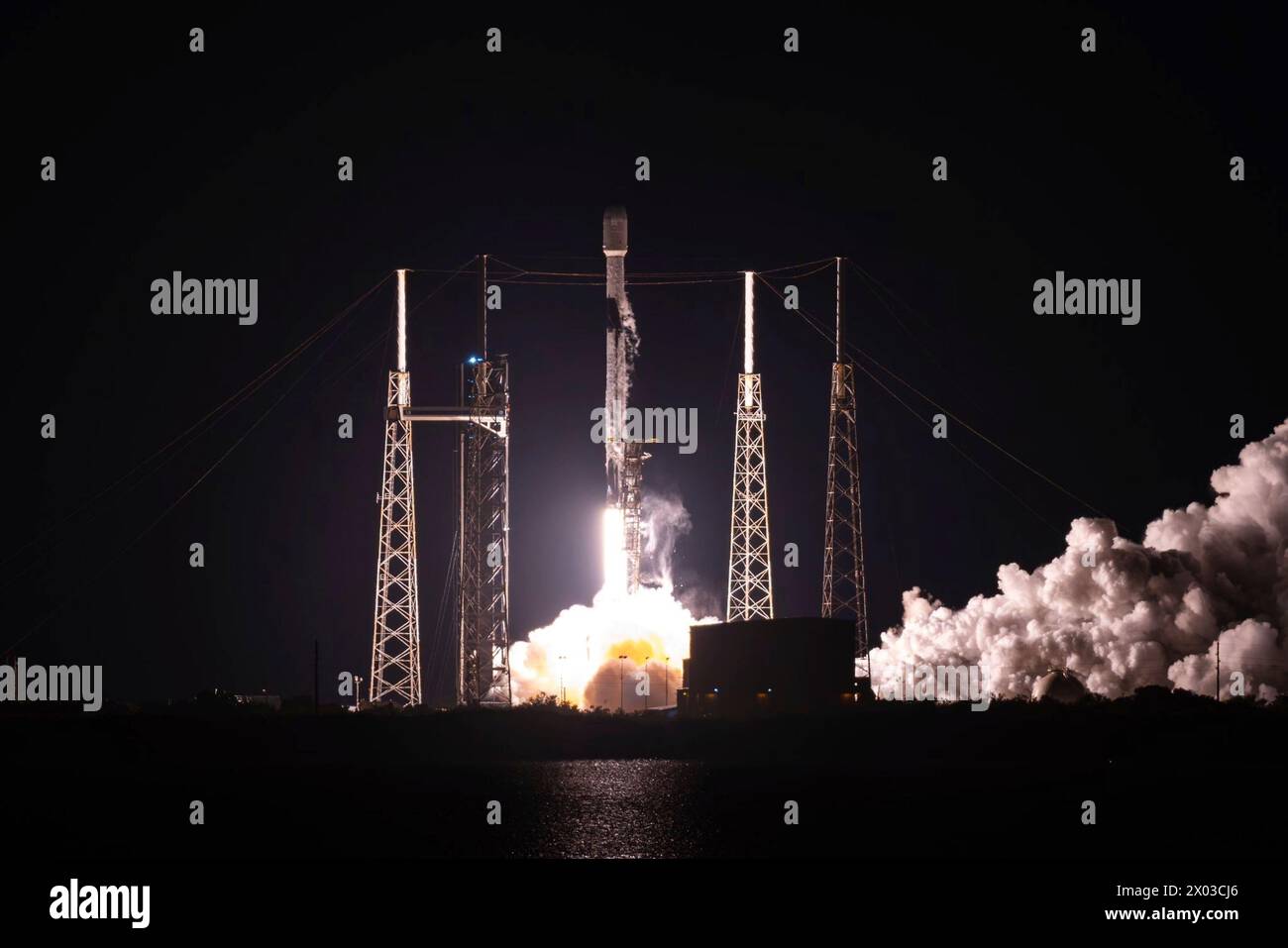 Cape Canaveral, United States of America. 05 April, 2024. A SpaceX Falcon 9 rocket carrying the Starlink 6-47 mission blasts off from Launch Complex 40 at Cape Canaveral Space Force Station, April 5, 2024 in Cape Canaveral, Florida. The rocket successfully carried 23 Starlink satellites into low Earth orbit before returning to land on the SpaceX droneship, ‘A Shortfall of Gravitas”.  Credit: Joshua Conti/US Space Force/Alamy Live News Stock Photo