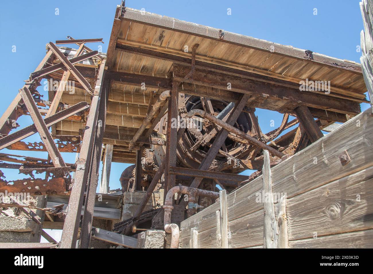 The remains of diamond extraction machinery at Bogenfels deserted mine in the Namib Desert. Stock Photo