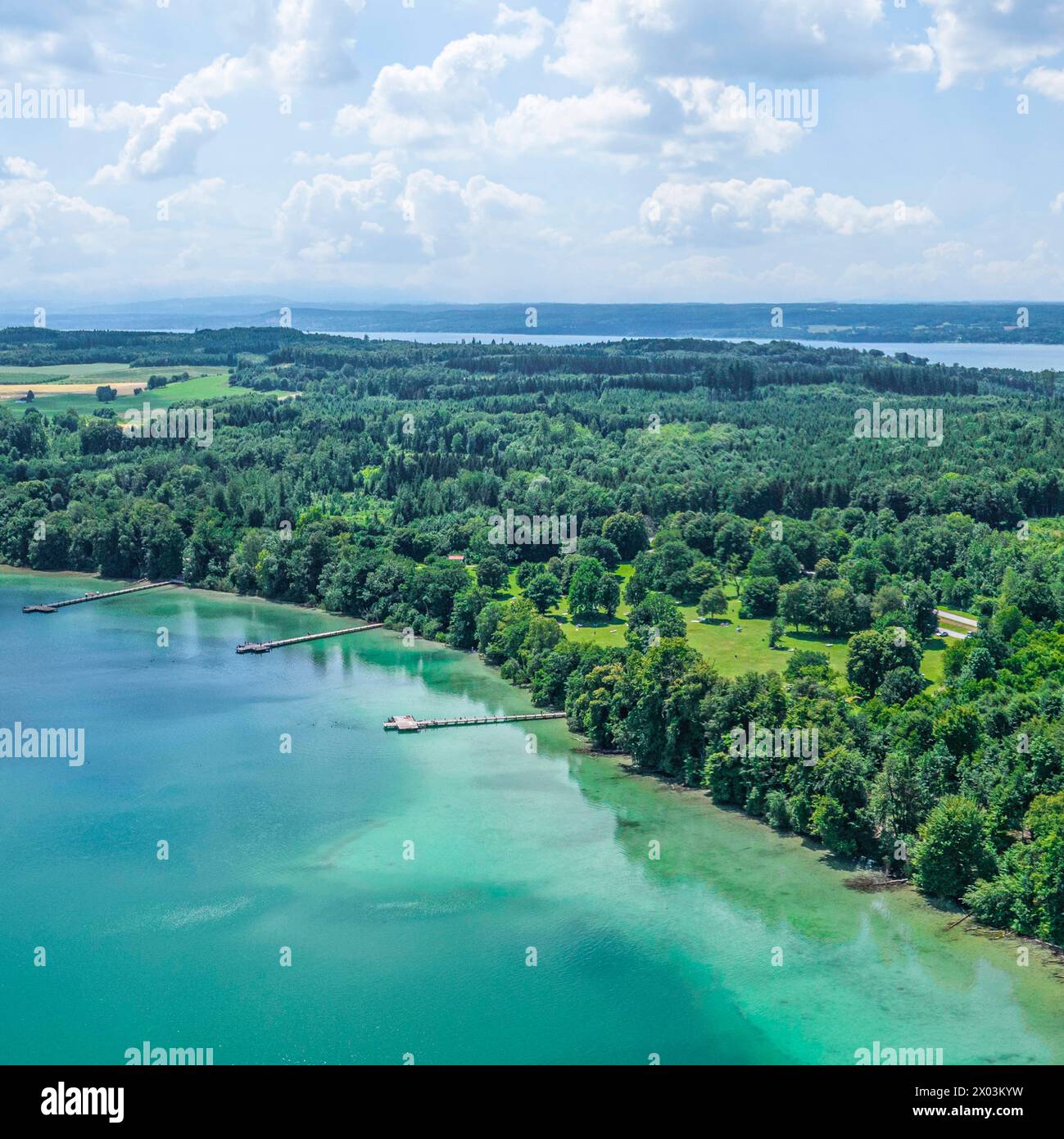Der Wörthsee bei Bachern im oberbayerischen Fünfseenland von oben Blick