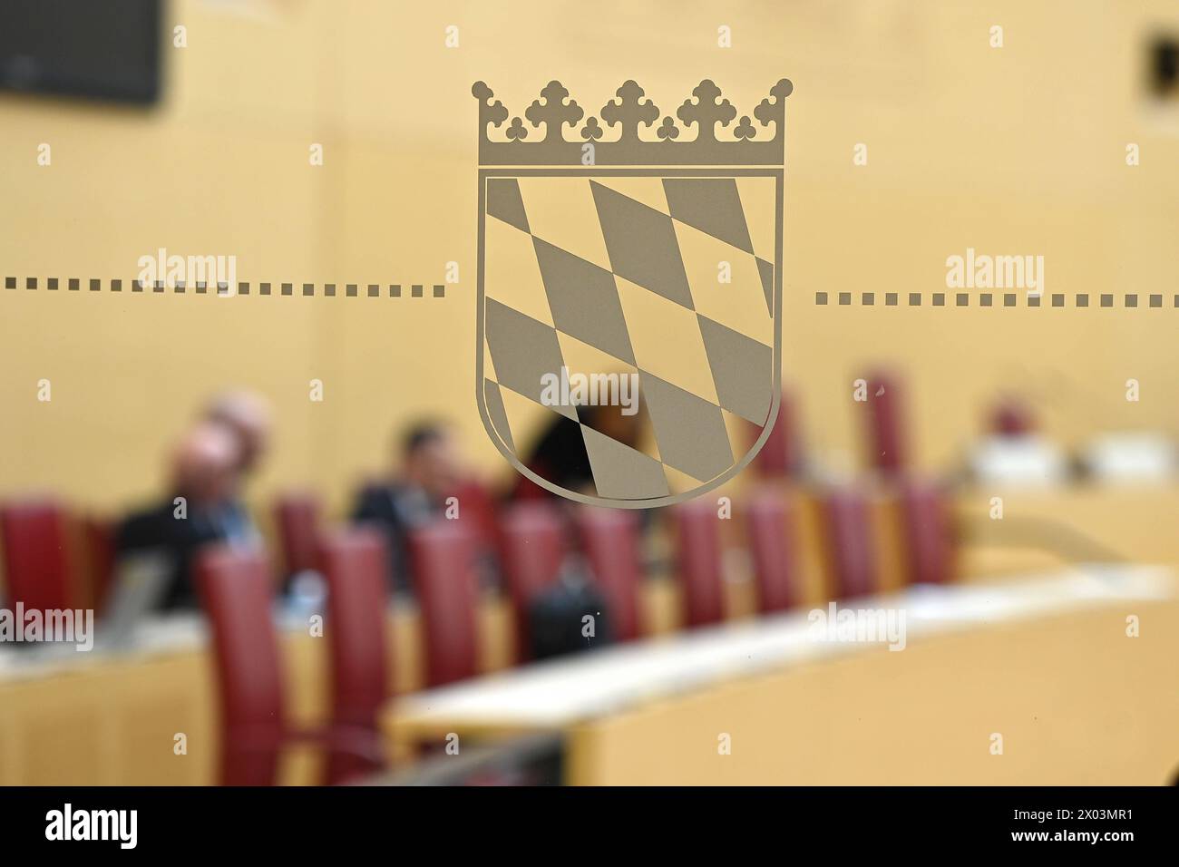15.Sitzung Bayerischer Landtag am 09.04.2024. Leere Plaetze,Wappen