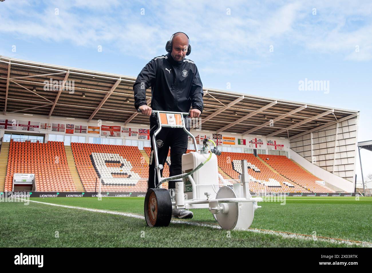 Groundsman Raking Groundsman marking hi-res stock photography and images - Alamy