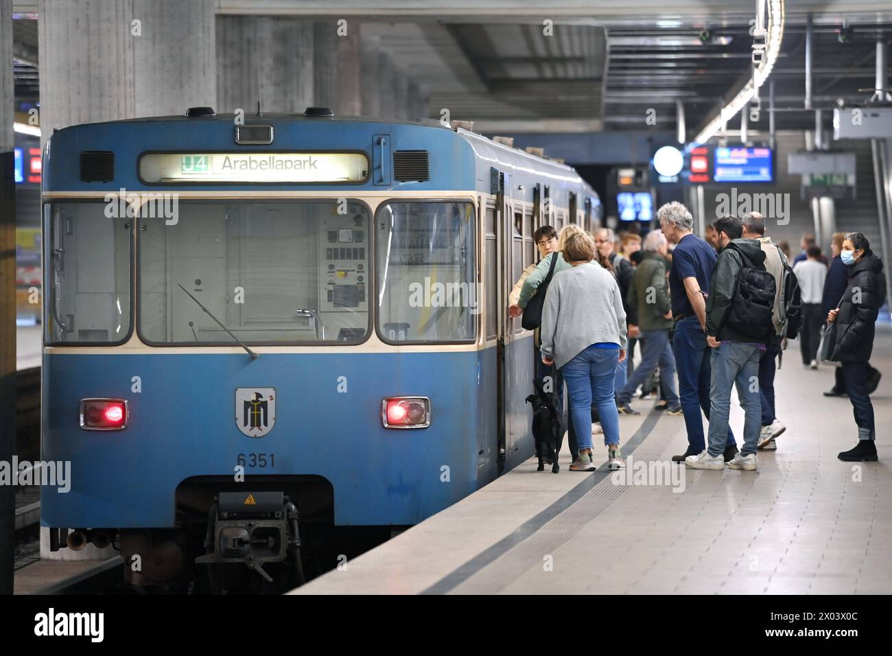 Fahrgaeste steigen in eine U-Bahn der Linie 4 an der Haltestelle Max ...