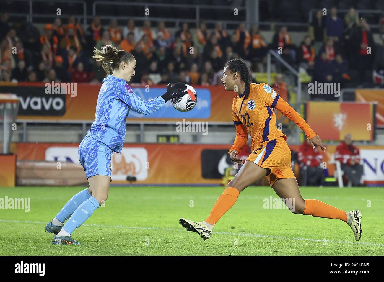 Breda, Netherlands. 09th Apr, 2024. Breda, 09-04-2024, Rat Verlegh Stadium, League A Group A1, Netherlands - Norway (women), season 2022/2023, Netherlands player Esmee Brugts and Norway goalkeeper Cecilie Fiskerstrand during the match Netherlands - Norway (women) Credit: Pro Shots/Alamy Live News Stock Photo