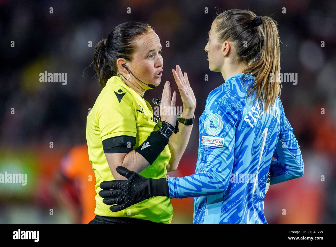 BREDA, NETHERLANDS - APRIL 9: referee Cheryl Foster talks top goalkeeper Cecilie Fiskerstrand of Norway during the UEFA Women's Euro 2025 group A qualifying round day 2 match between Netherlands and Norway at Rat Verlegh Stadion on April 9, 2024 in Breda, Netherlands. (Photo by Joris Verwijst/Orange Pictures) Stock Photo