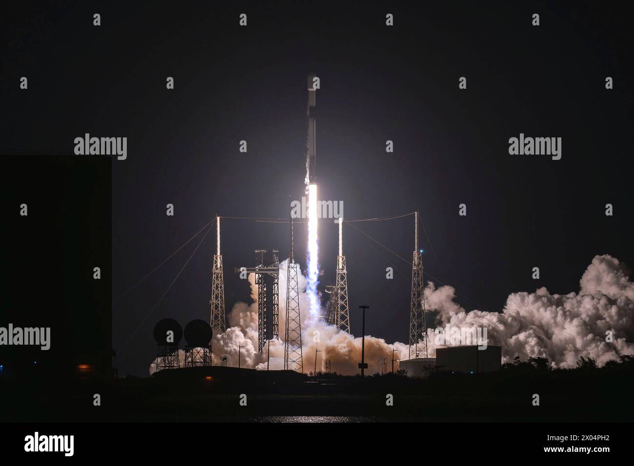 Cape Canaveral, United States of America. 30 March, 2024. A SpaceX Falcon 9 rocket carrying the Starlink 6-45 mission blasts off from Launch Complex 40 at Cape Canaveral Space Force Station, March 30, 2024 in Cape Canaveral, Florida. The rocket successfully carried 23 Starlink satellites into low Earth orbit before returning to land on the SpaceX droneship, ‘A Shortfall of Gravitas”.  Credit: Joshua Conti/US Space Force/Alamy Live News Stock Photo
