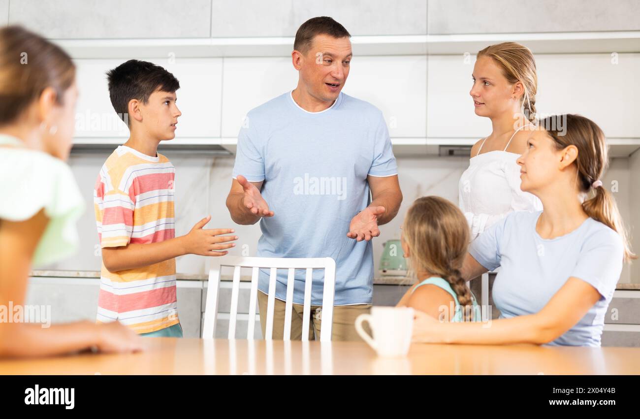 Friendly family gathered table hi-res stock photography and images - Alamy