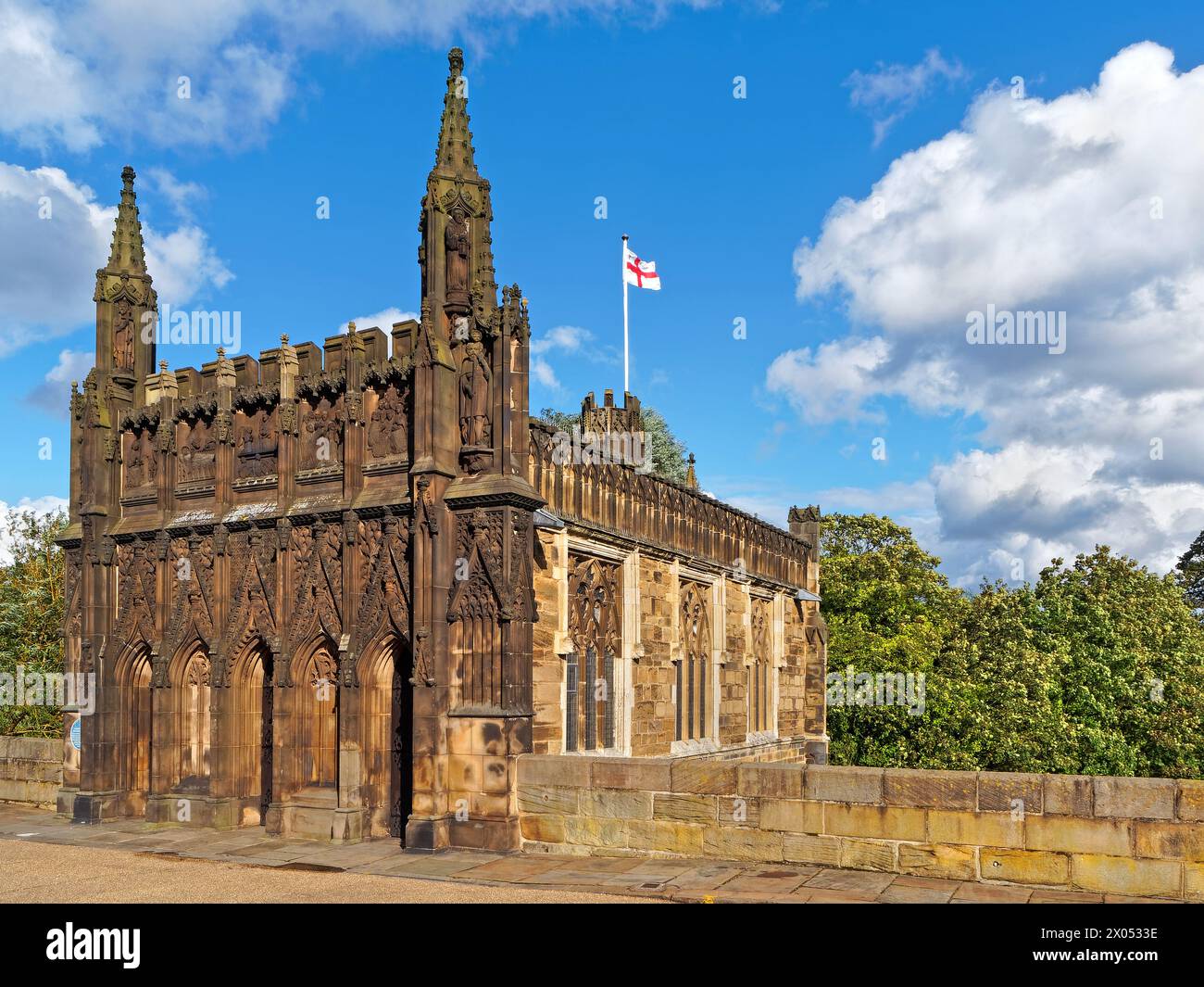 UK, West Yorkshire, Wakefield, Chantry Chapel of St Mary the Virgin & the Medieval Bridge over the River Calder. Stock Photo