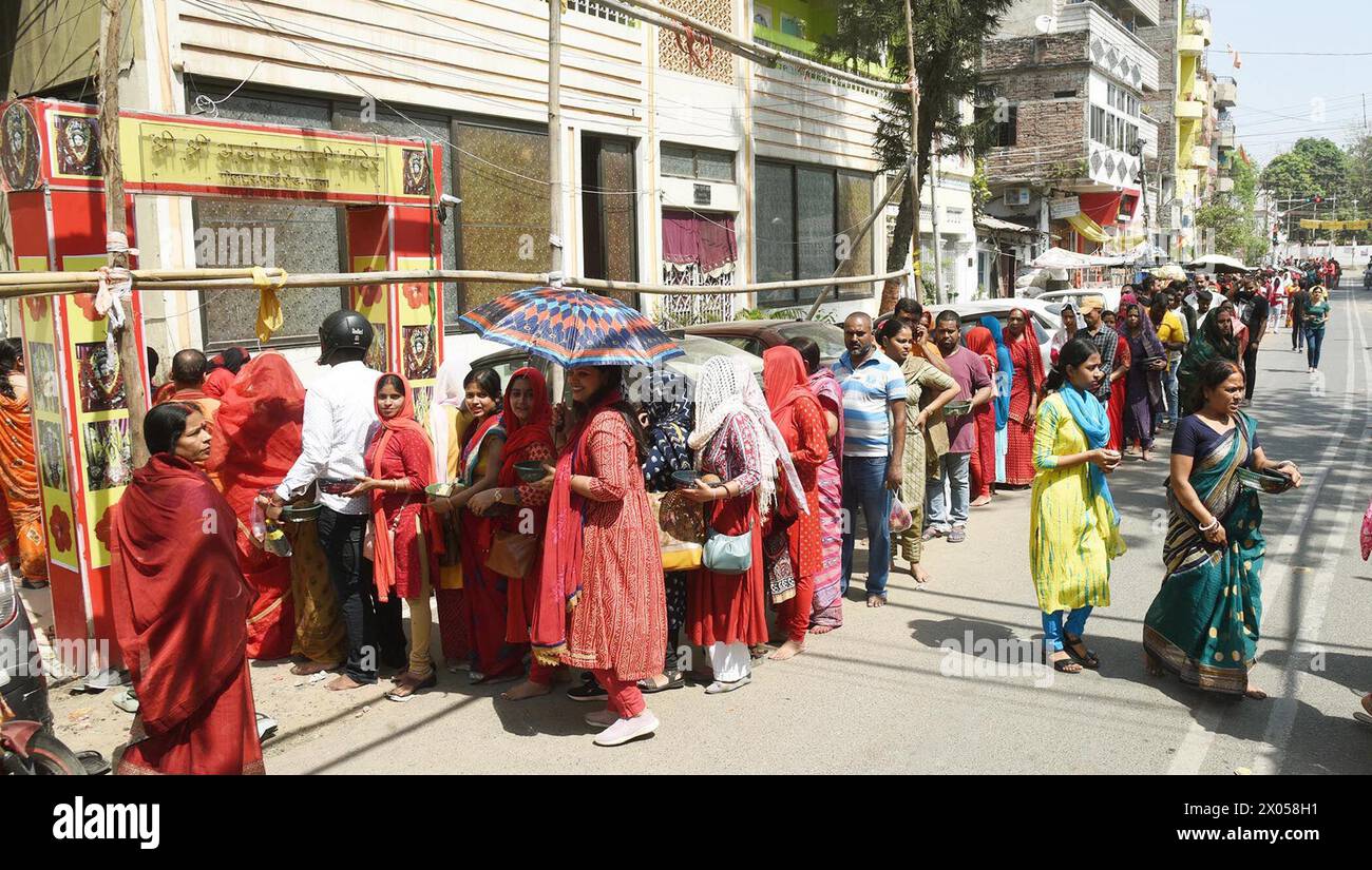 PATNA, INDIA - APRIL 9:  Devotees standing in queue outside of Akhandvashini temple behind Golghar  on the first day of the Chaiti Navratra festival on April 9, 2024 in Patna, India.  (Photo by Santosh Kumar/Hindustan Times/Sipa USA) Stock Photo