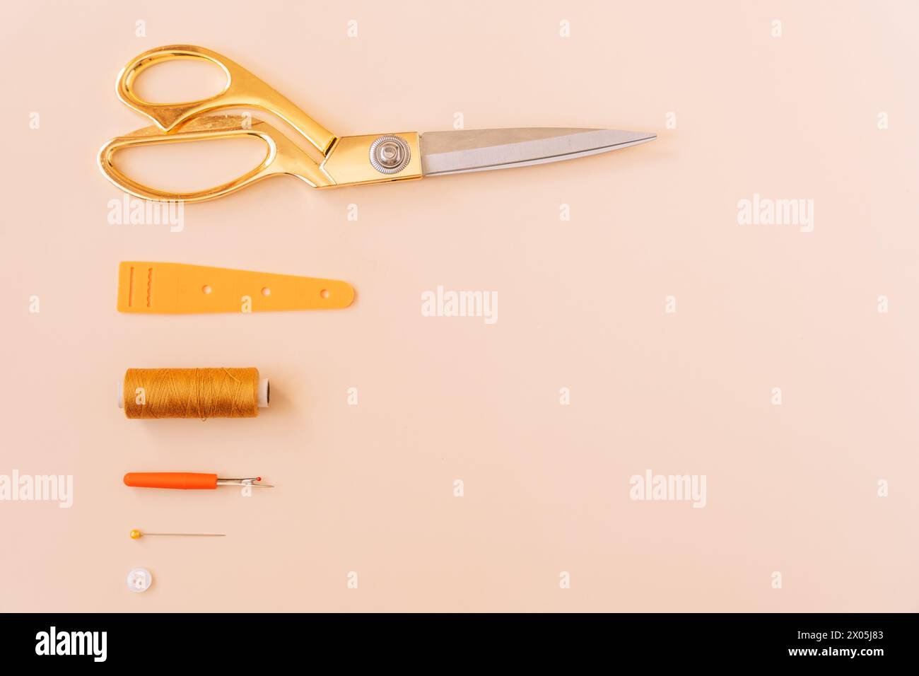 Set tailoring tools threads hi-res stock photography and images - Alamy