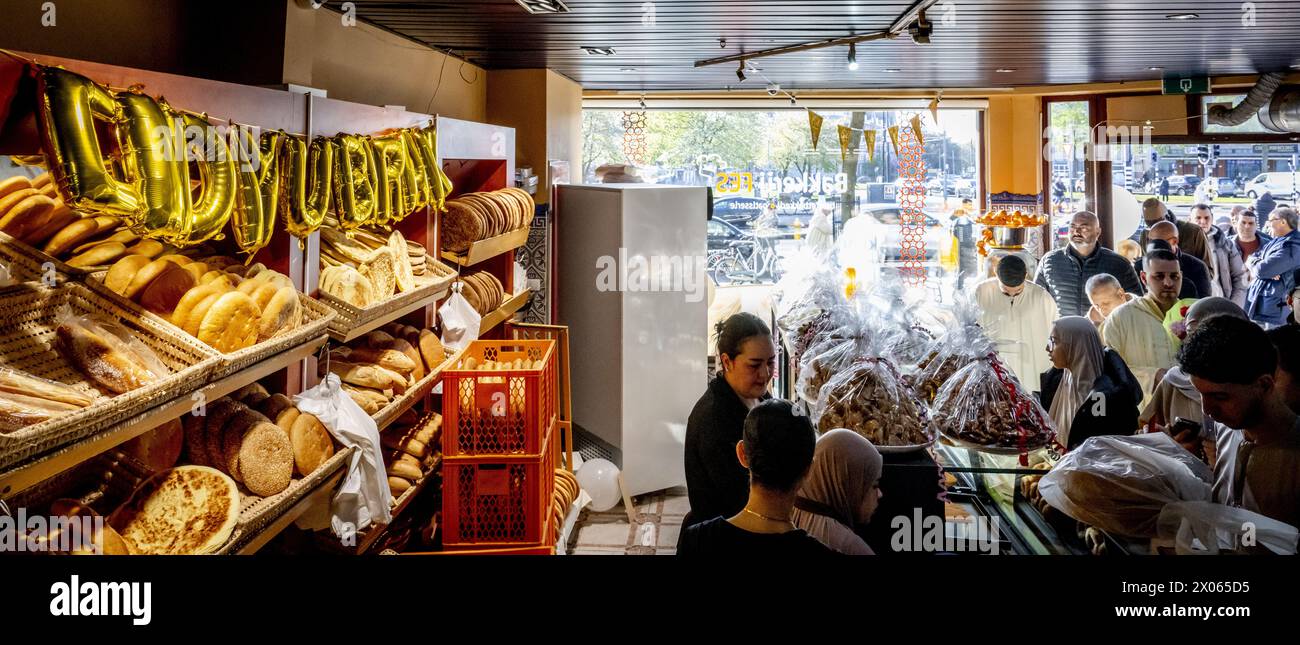 ROTTERDAM - Busy at a bakery during Eid-al-Fitr, also known as Eid-al-Fitr. The festival marks the end of the Muslim fasting month of Ramadan. ANP ROBIN UTRECHT netherlands out - belgium out Stock Photo