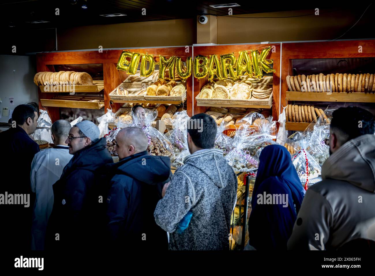 ROTTERDAM - Busy at a bakery during Eid-al-Fitr, also known as Eid-al-Fitr. The festival marks the end of the Islamic fasting month of Ramadan. ANP ROBIN UTRECHT netherlands out - belgium out Stock Photo