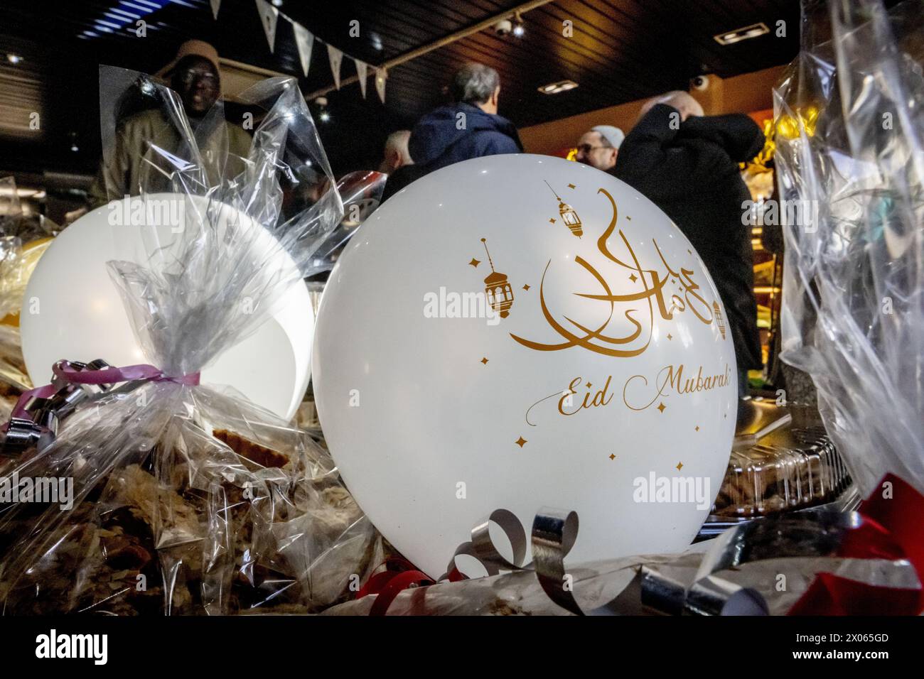 ROTTERDAM - Busy at a bakery during Eid-al-Fitr, also known as Eid-al-Fitr. The festival marks the end of the Muslim fasting month of Ramadan. ANP ROBIN UTRECHT netherlands out - belgium out Stock Photo