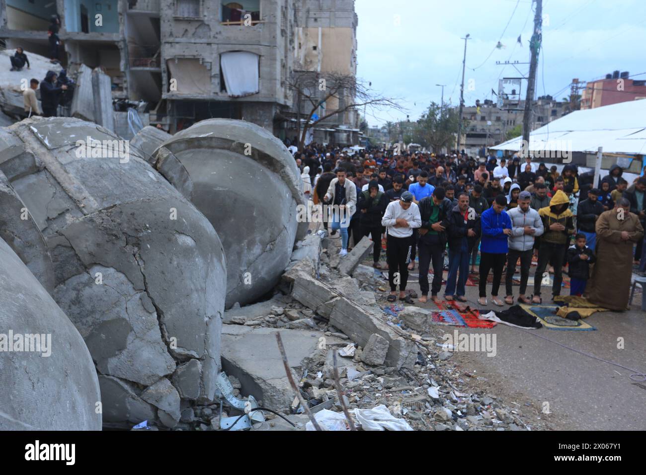 Rafah, Palestinian Territories. 10th Apr, 2024. Muslims perform Eid al