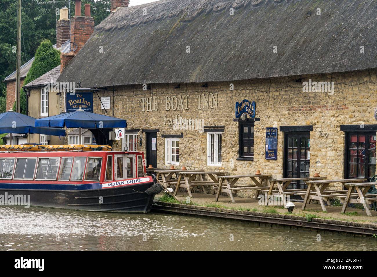 Narrowboat Indian Chief moored outside the Boat Inn on the Grand Union canal at Stoke Bruerne, Northamptonshire, UK Stock Photo
