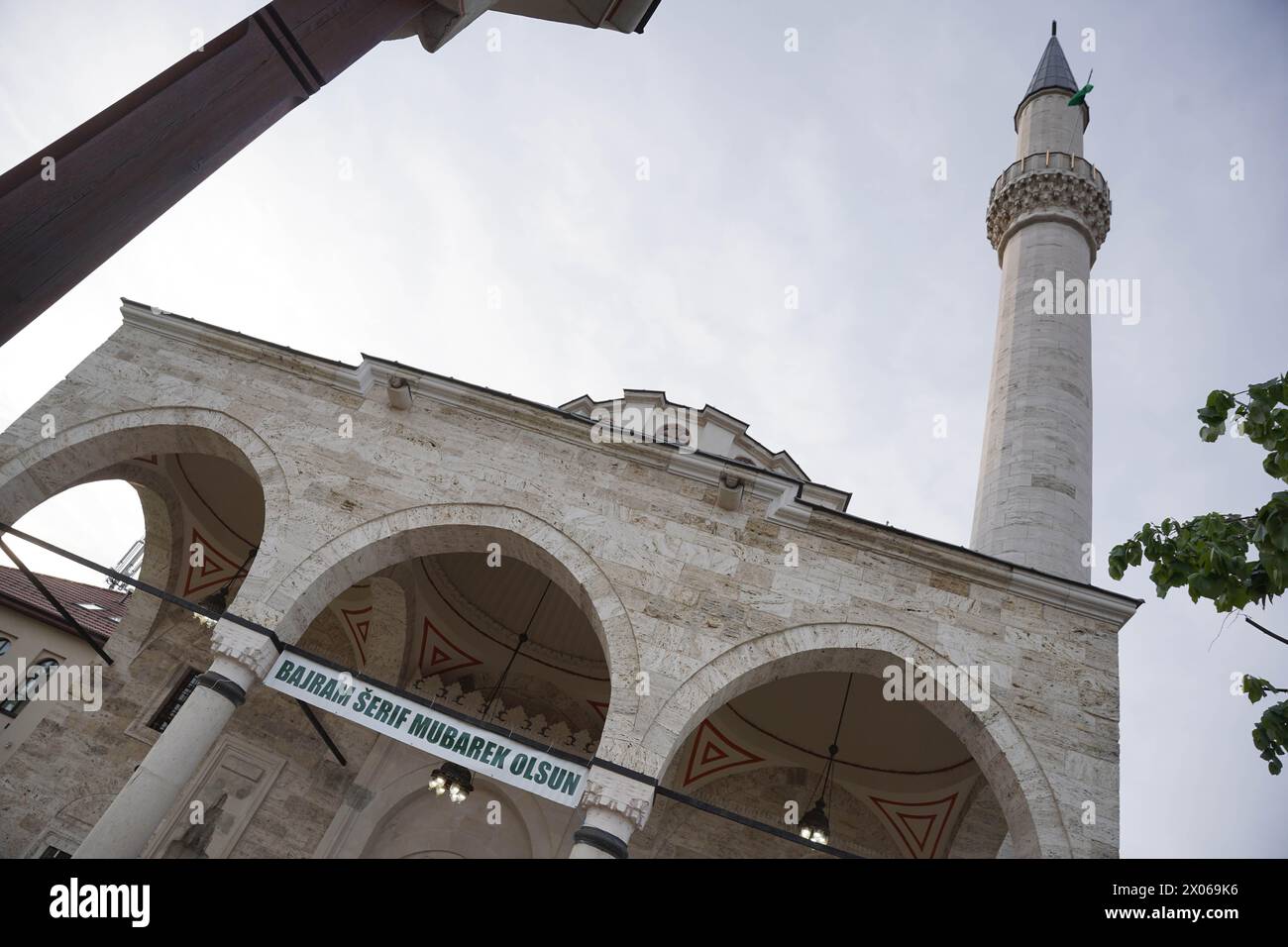 Hundreds of believers prayed the Eid prayer in the Ferhadija mosque on April 10, 2024 in Banja Luka, Bosnia and Herzegovina. It was led by the Mufti of Banja Luka, Ismail ef. Smajlovic. The prayer was attended by many believers from other cities of Bosnia and Herzegovina and abroad. After the Bajram prayer, the mayor of Banja Luka, Drasko Stanivukovic congratulated the Muslims and handed out Bijrambanka to the youngest. Photo: Dejan Rakita/PIXSELL Credit: Pixsell/Alamy Live News Stock Photo