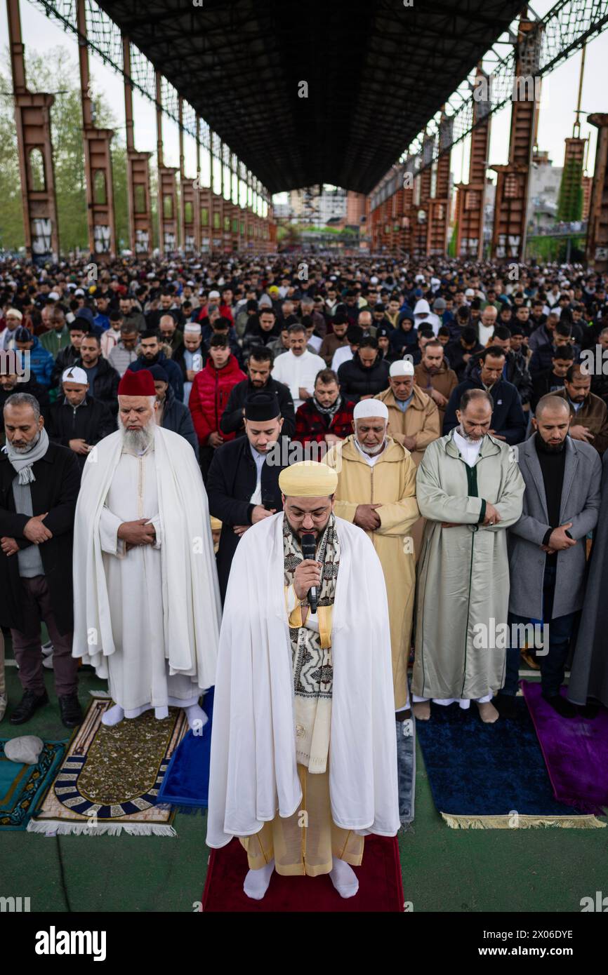 Turin, Italy. 10 April 2024. Members of the Muslim community pray in 'Parco Dora' as part of Eid al-Fitr celebrations. Eid al-Fitr is celebrated by Muslims worldwide because it marks the end of the month of Ramadan. Credit: Nicolò Campo/Alamy Live News Stock Photo