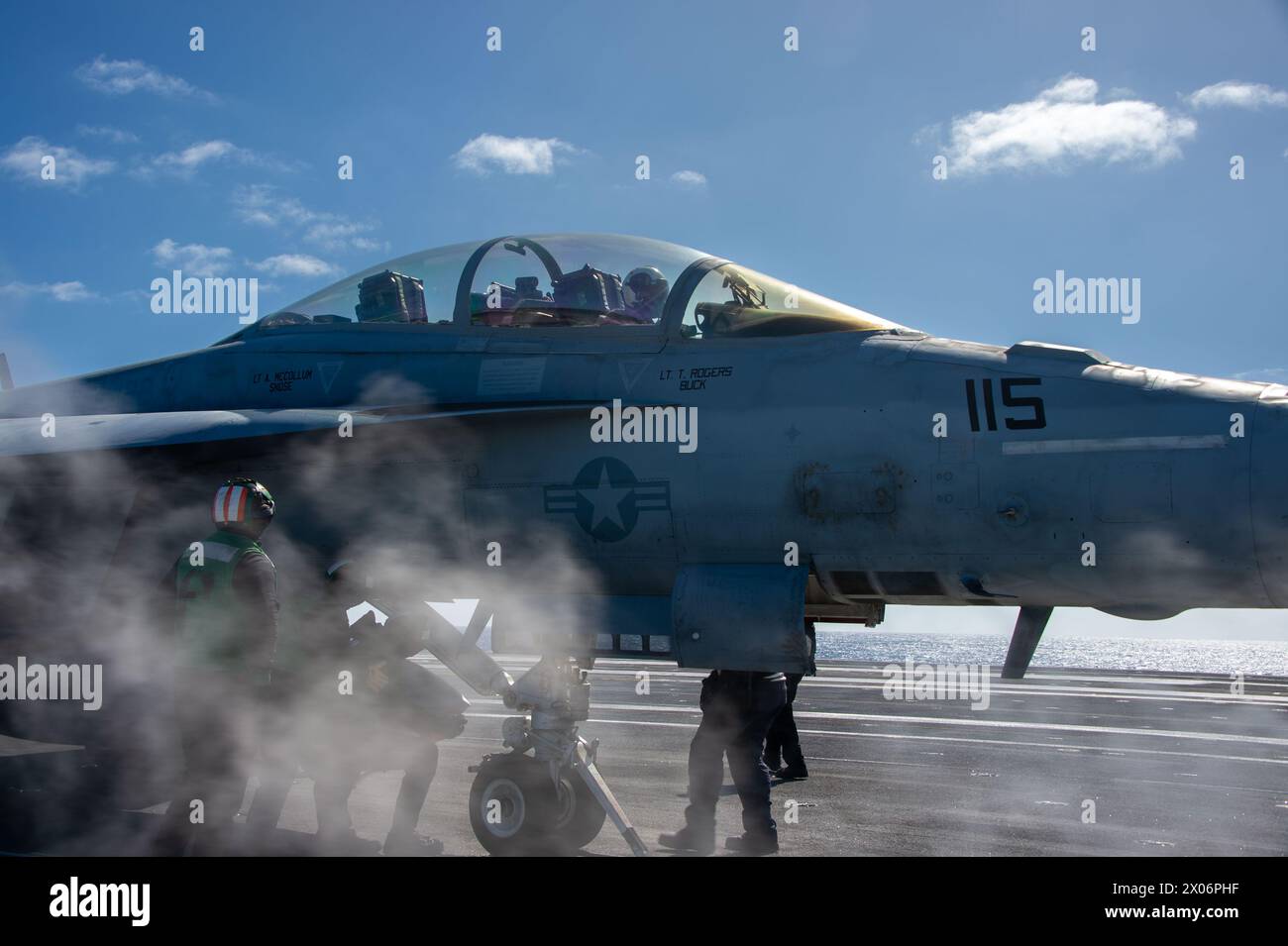 240406-N-BE753-1221 PACIFIC OCEAN (April 6, 2024) Sailors perform preflight checks on an F/A-18E Super Hornet, assigned to Strike Squadron (VFA) 122, Stock Photo